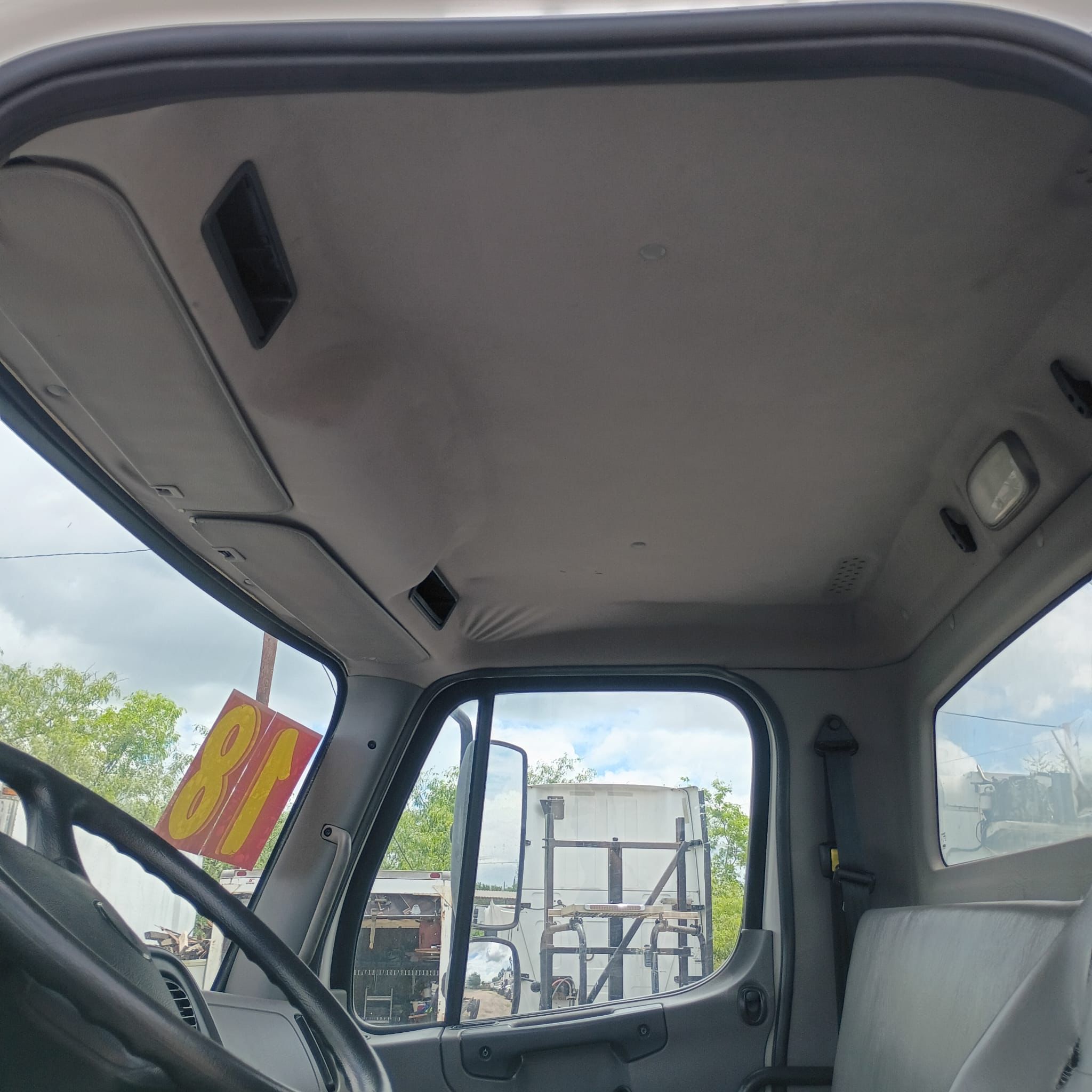 2018 Freightliner Cab & Chassis interior cabin headliner