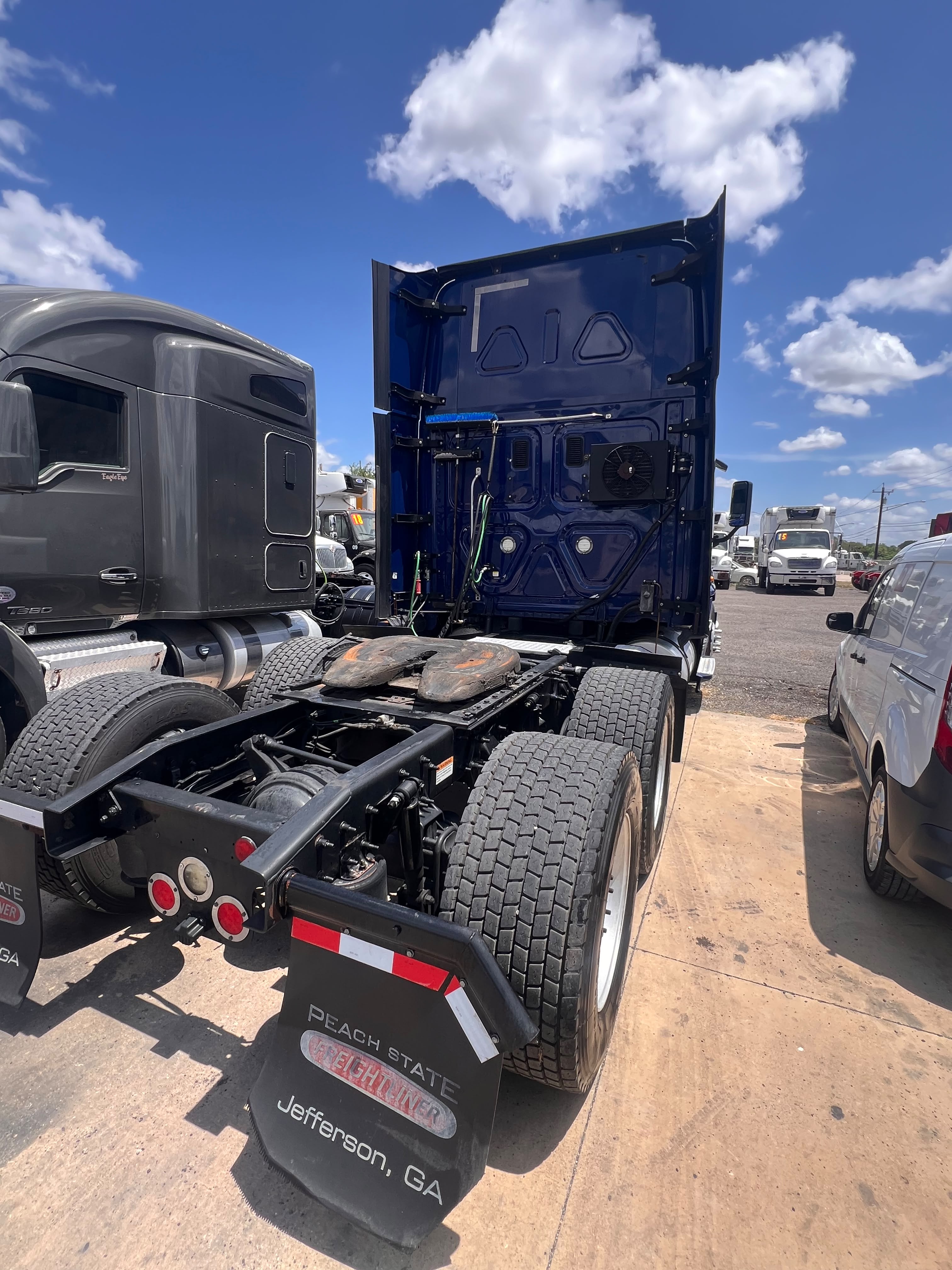 2017 Freightliner Cascadia Sleeper rear view with fifth wheel