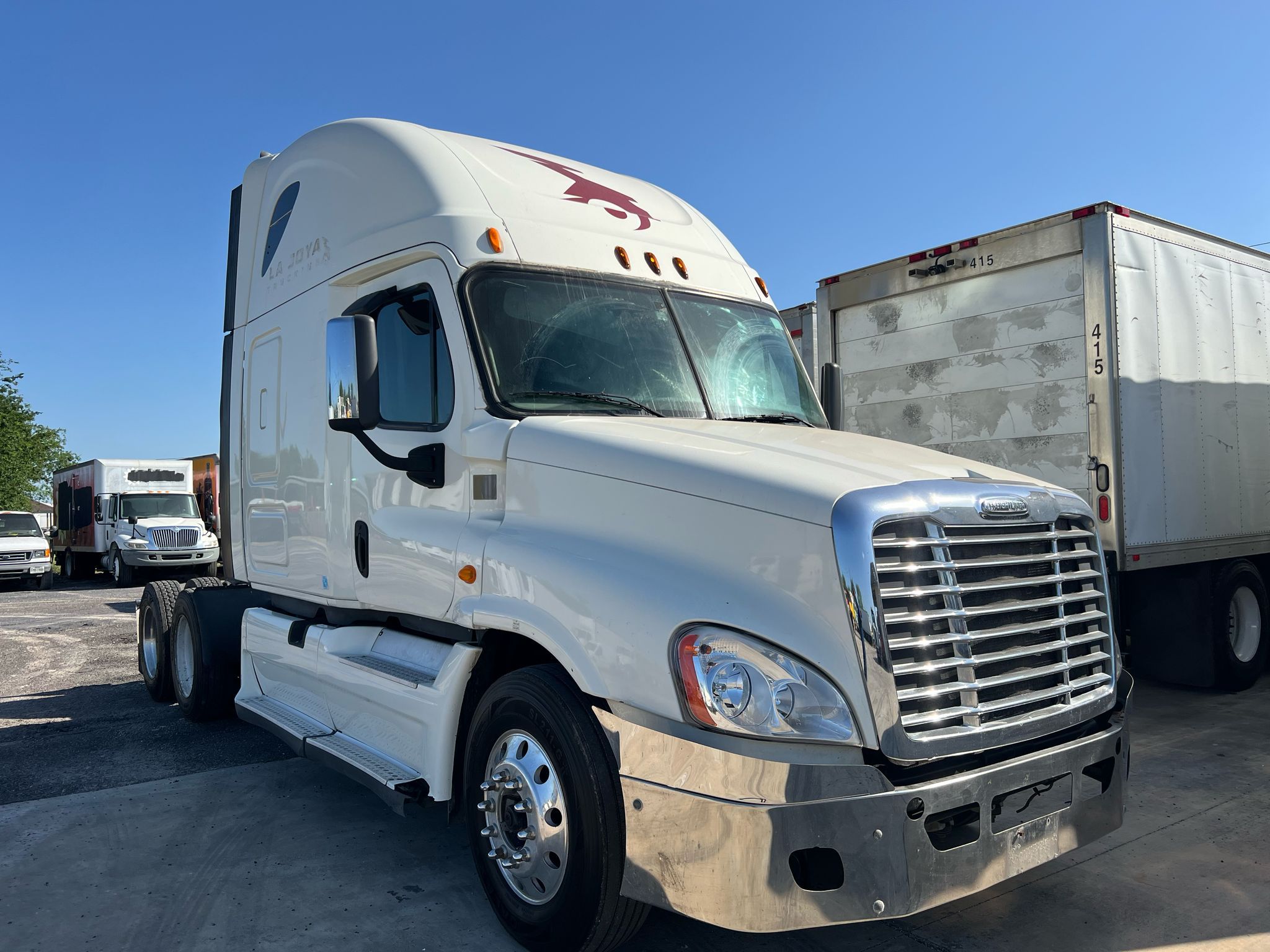2014 Freightliner Cascadia front angle