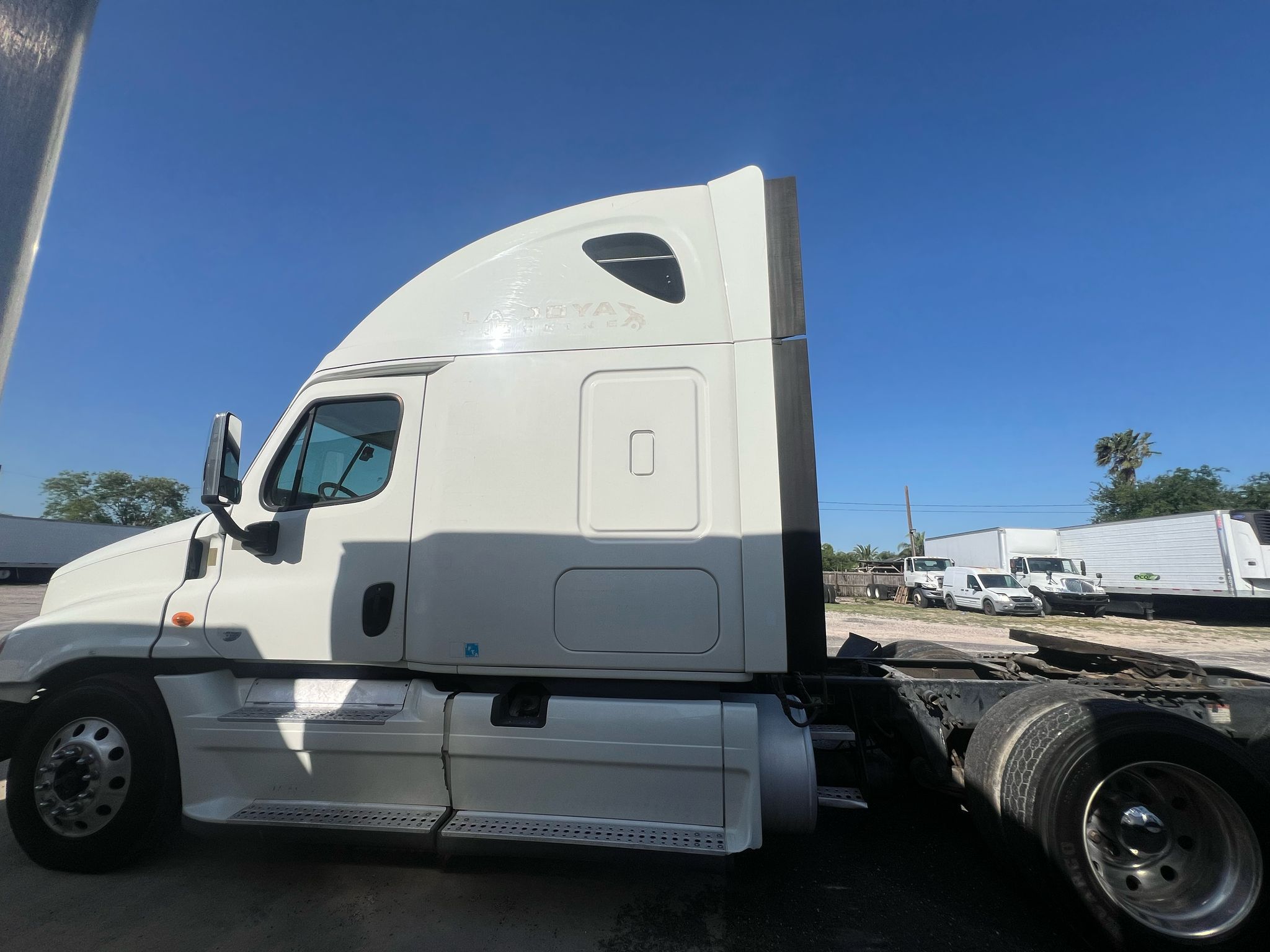 2014 Freightliner Cascadia side rear view