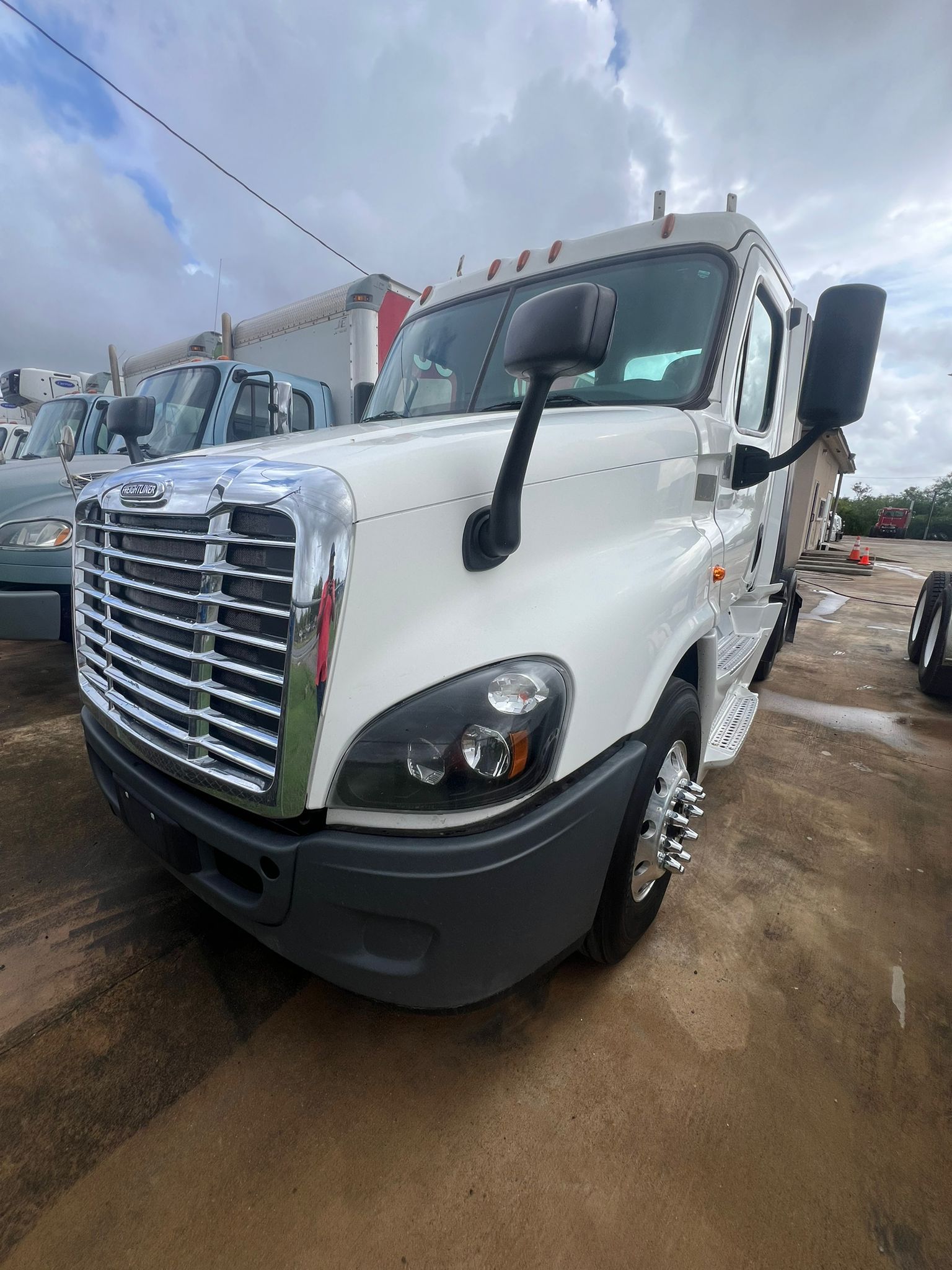 2016 Freightliner Cascadia front quarter view
