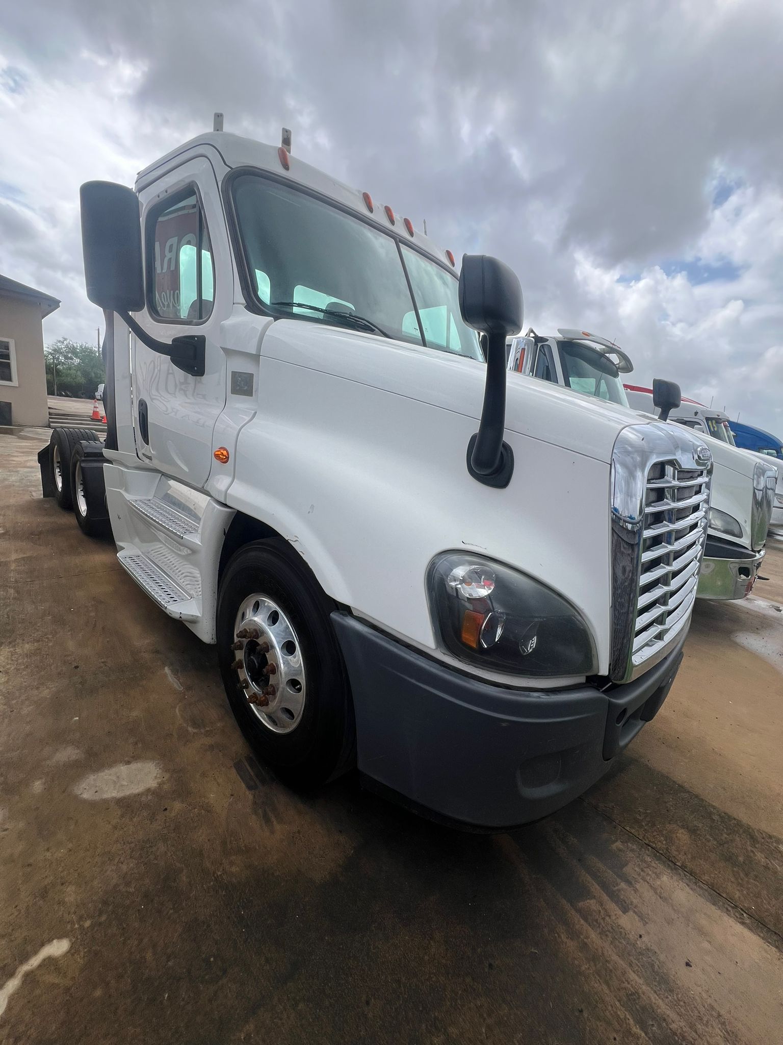 2016 Freightliner Cascadia front view