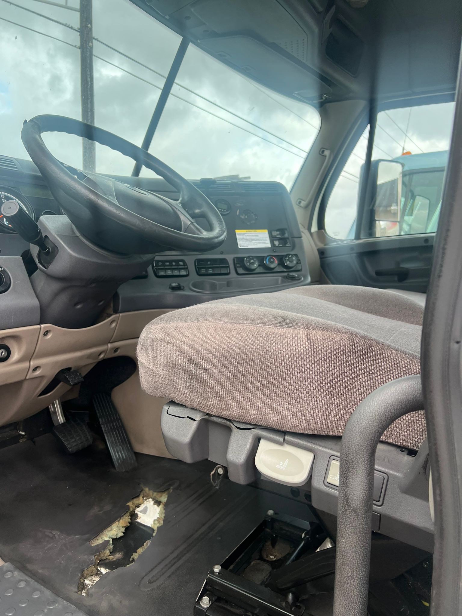 2016 Freightliner Cascadia cabin interior