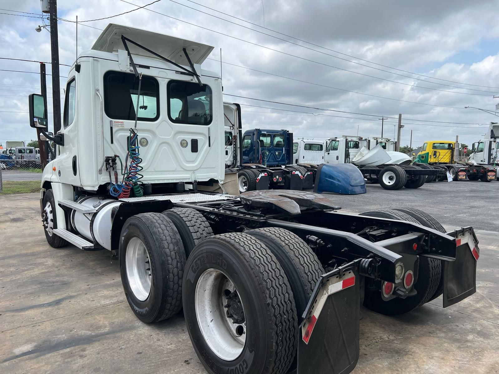 2017 Freightliner Cascadia rear quarter view