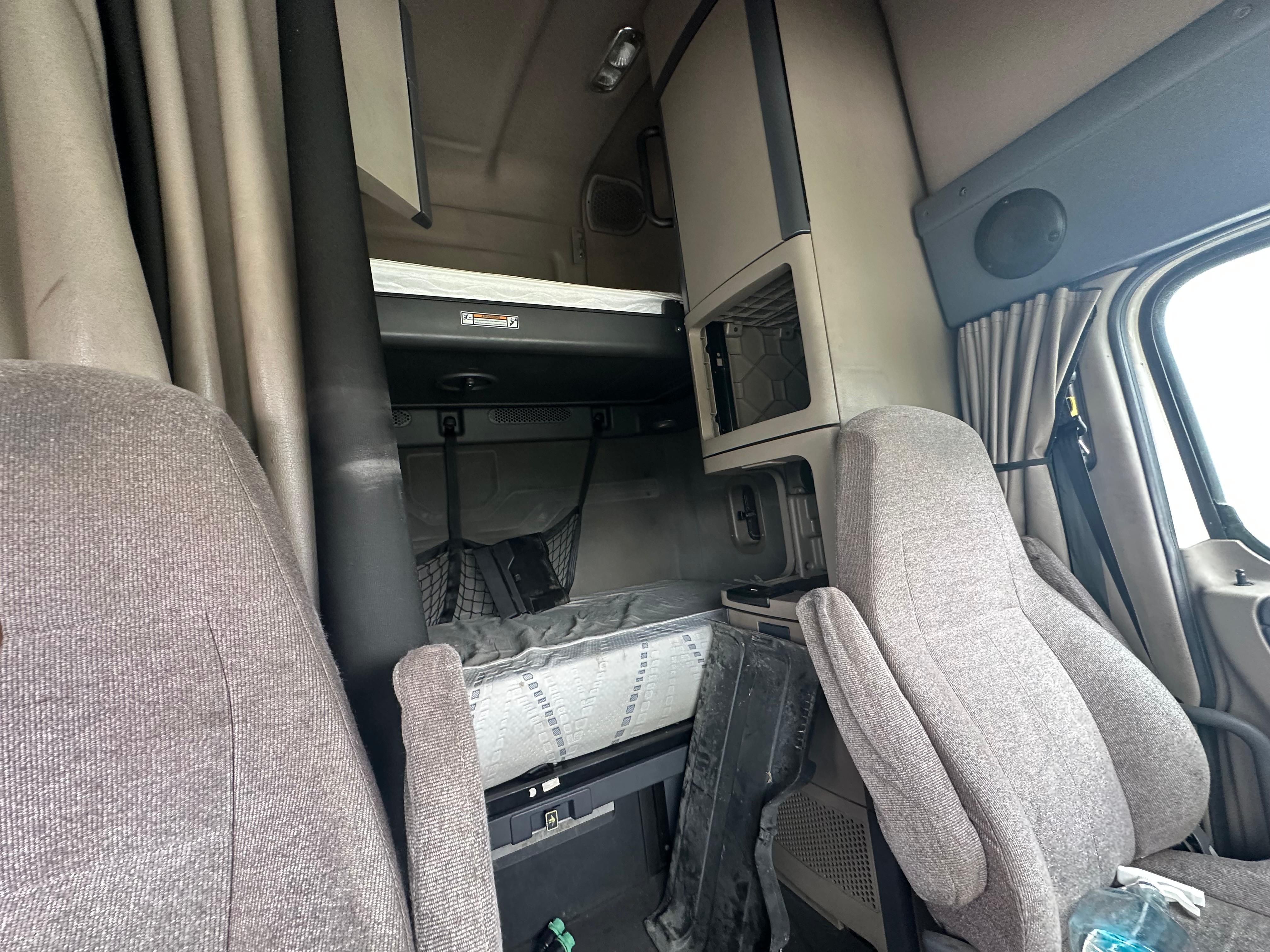 2017 Freightliner Cascadia sleeper bunk interior
