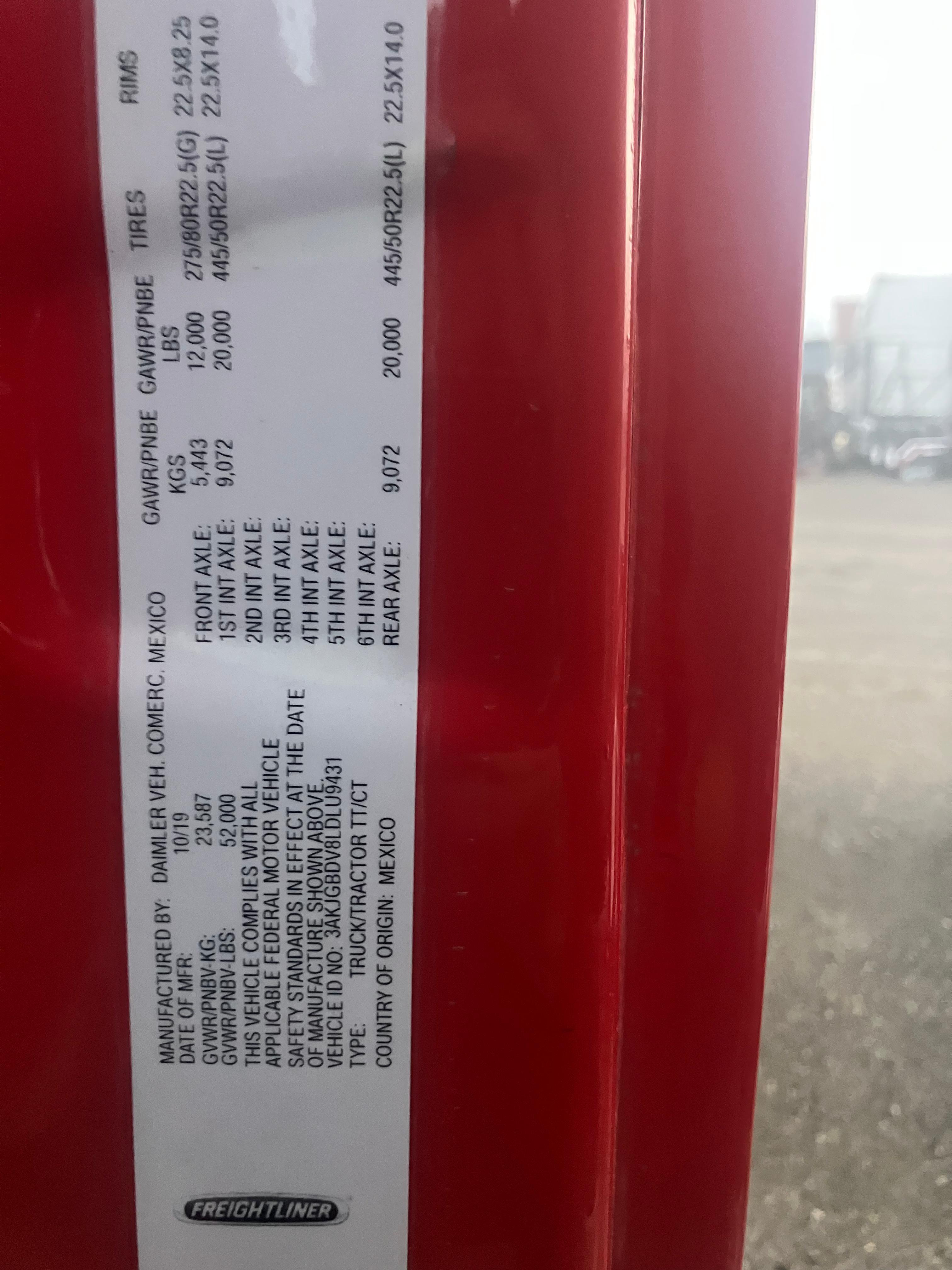2020 Freightliner Cascadia Day Cab manufacturer plate