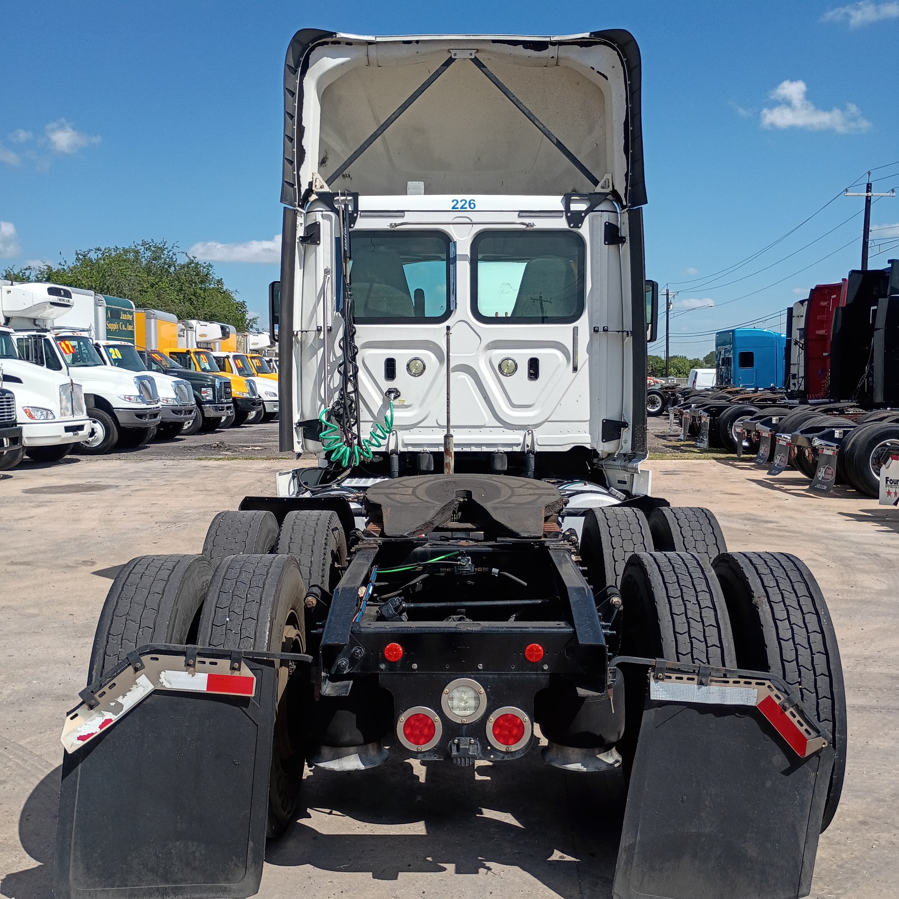 2018 Freightliner Cascadia Evolution Day Cab rear view with fifth wheel