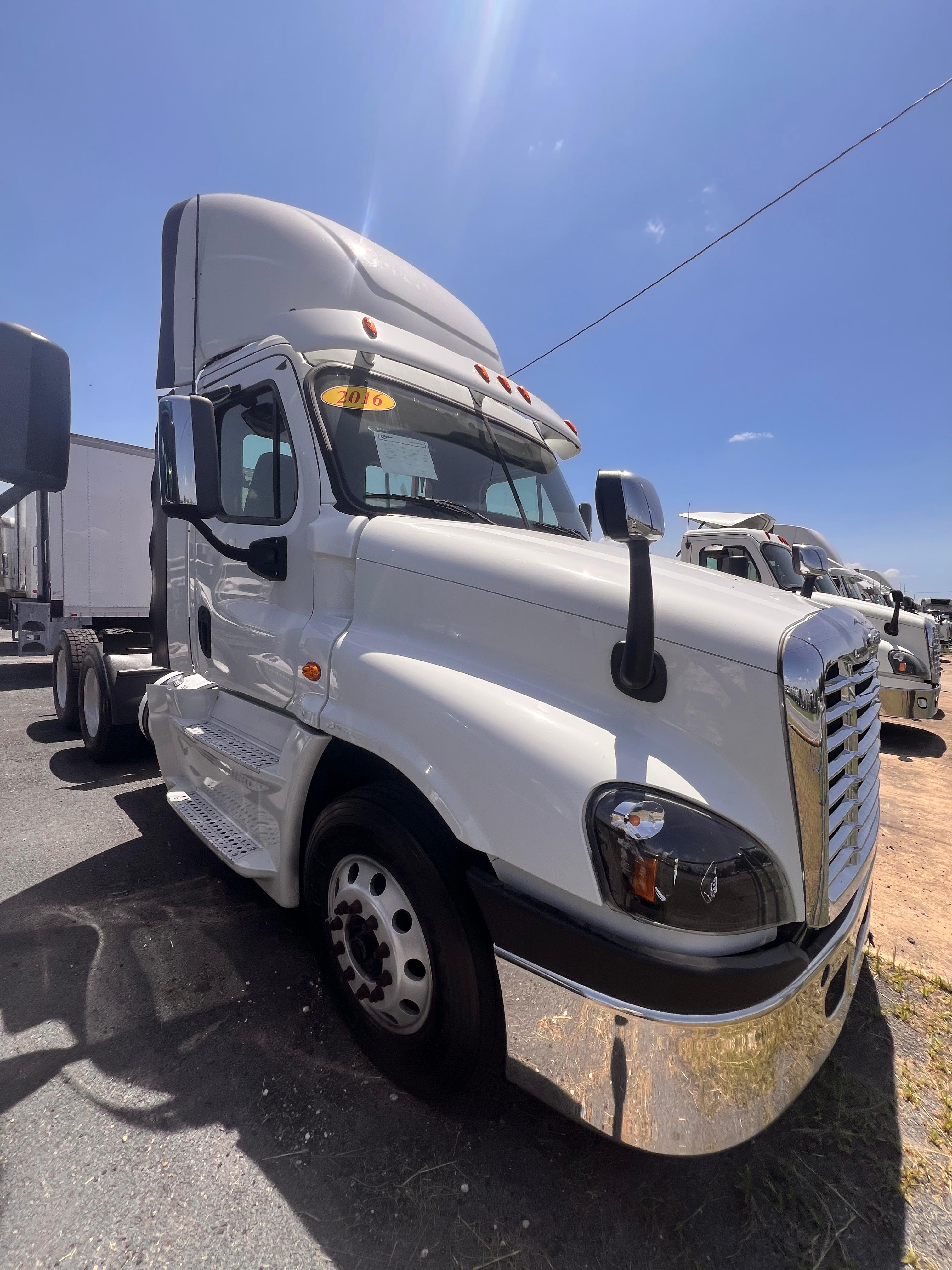 2016 Freightliner Cascadia Day Cab front view