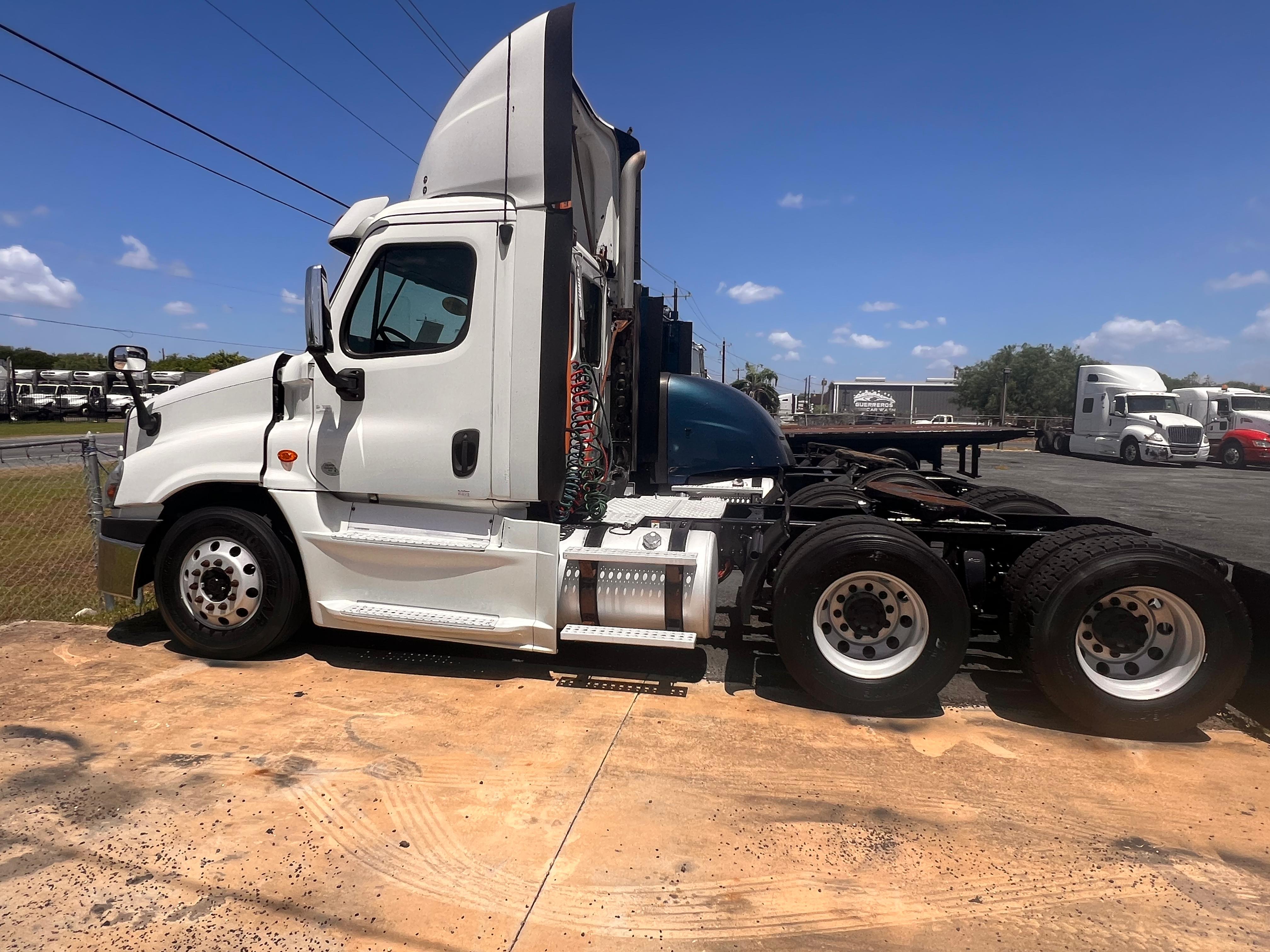 2016 Freightliner Cascadia Day Cab side view