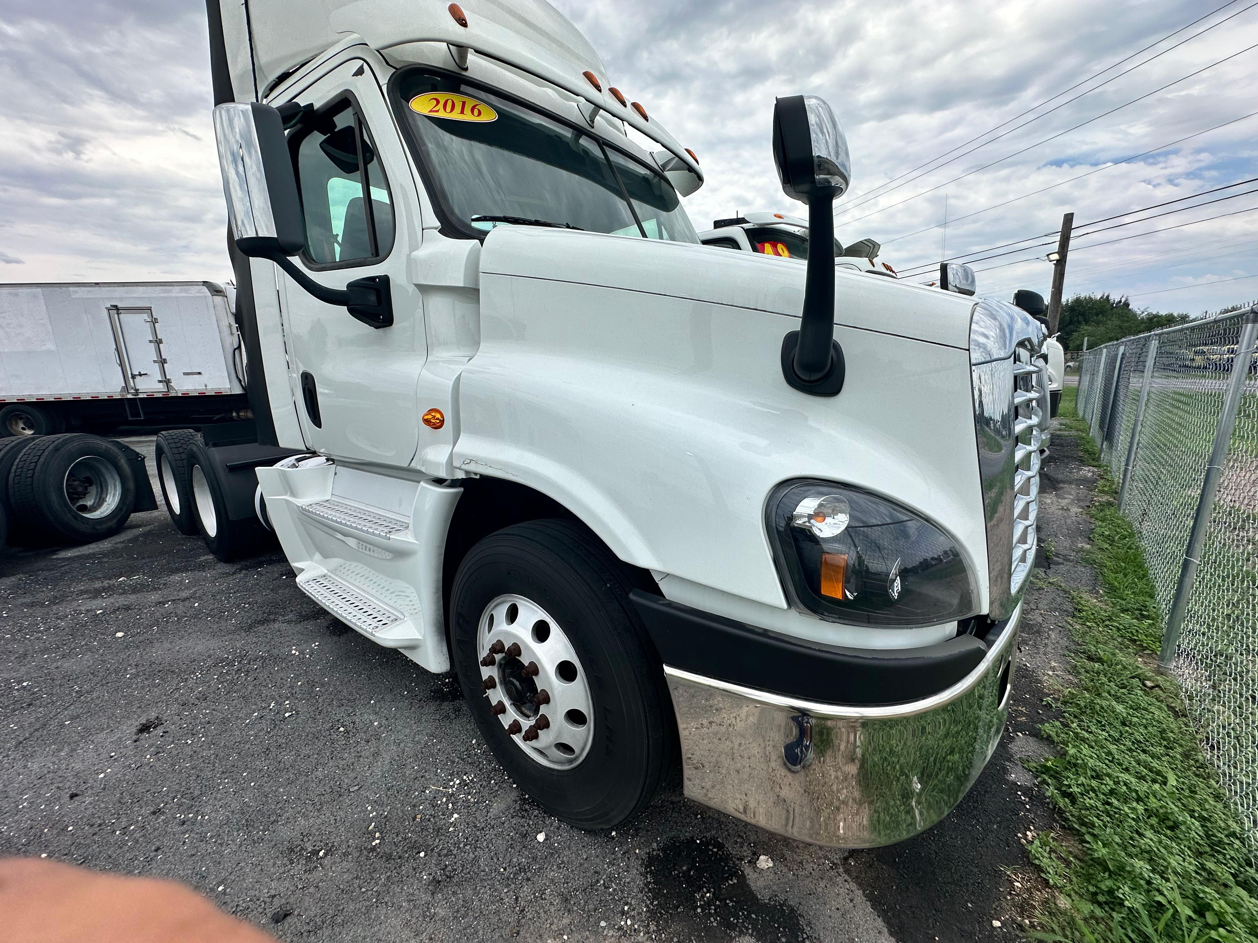 2016 Freightliner Day Cab driver-side front angle