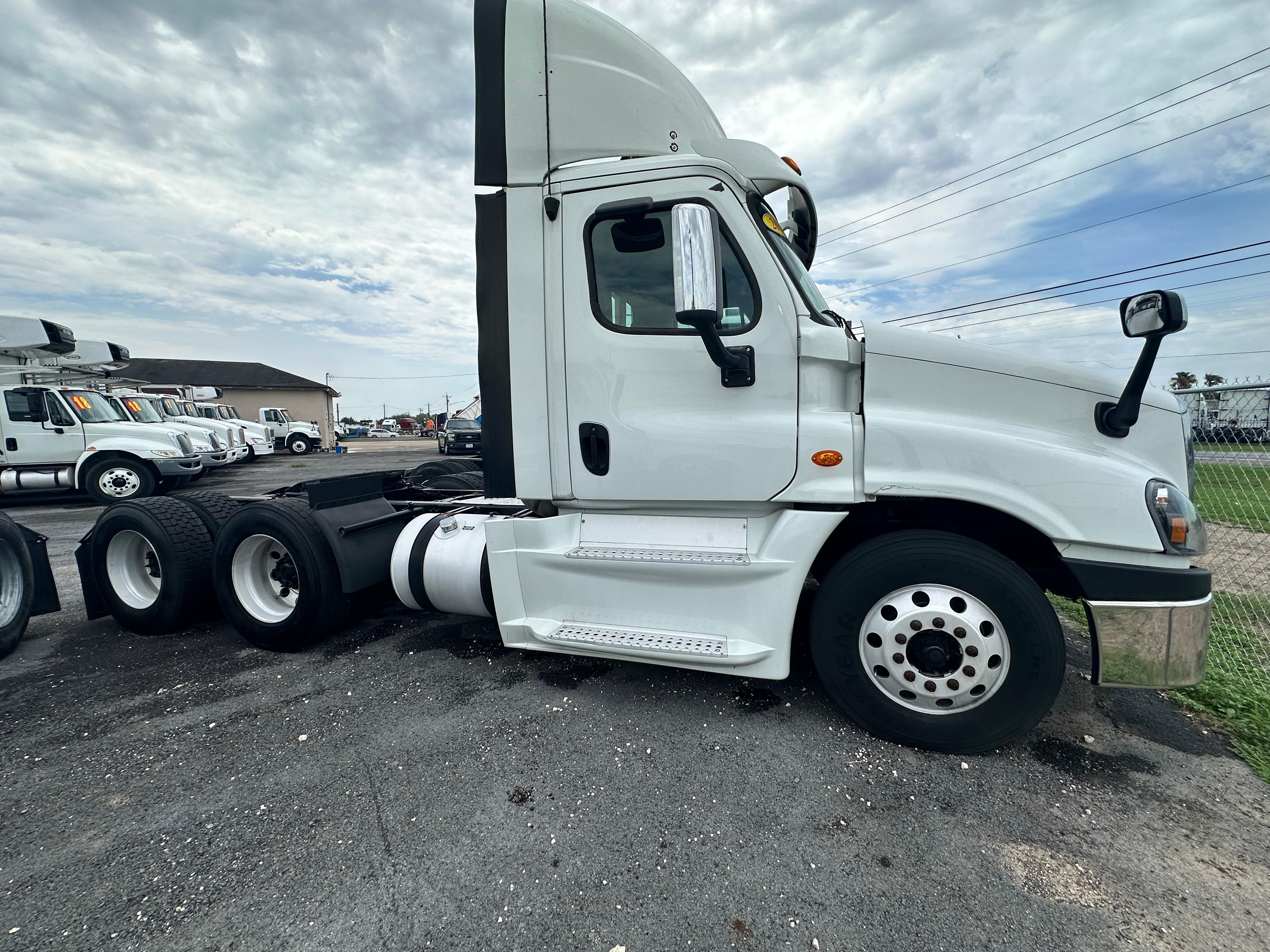 2016 Freightliner Day Cab side profile
