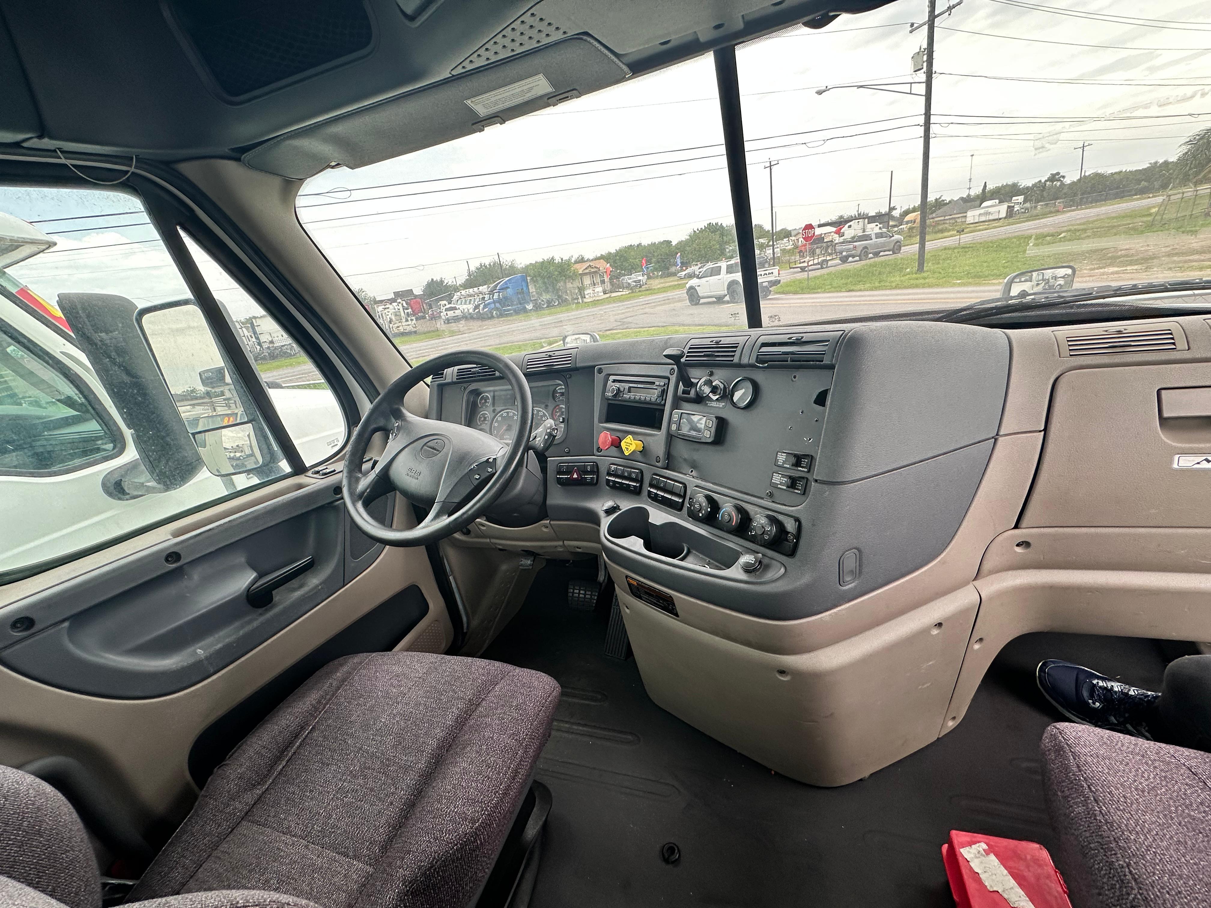 2016 Freightliner Day Cab dashboard and gauges