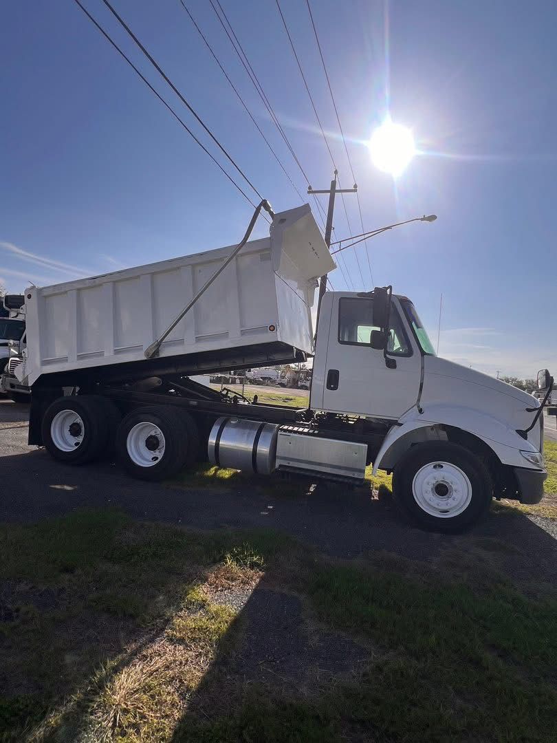2016 International Dump Truck sun angle