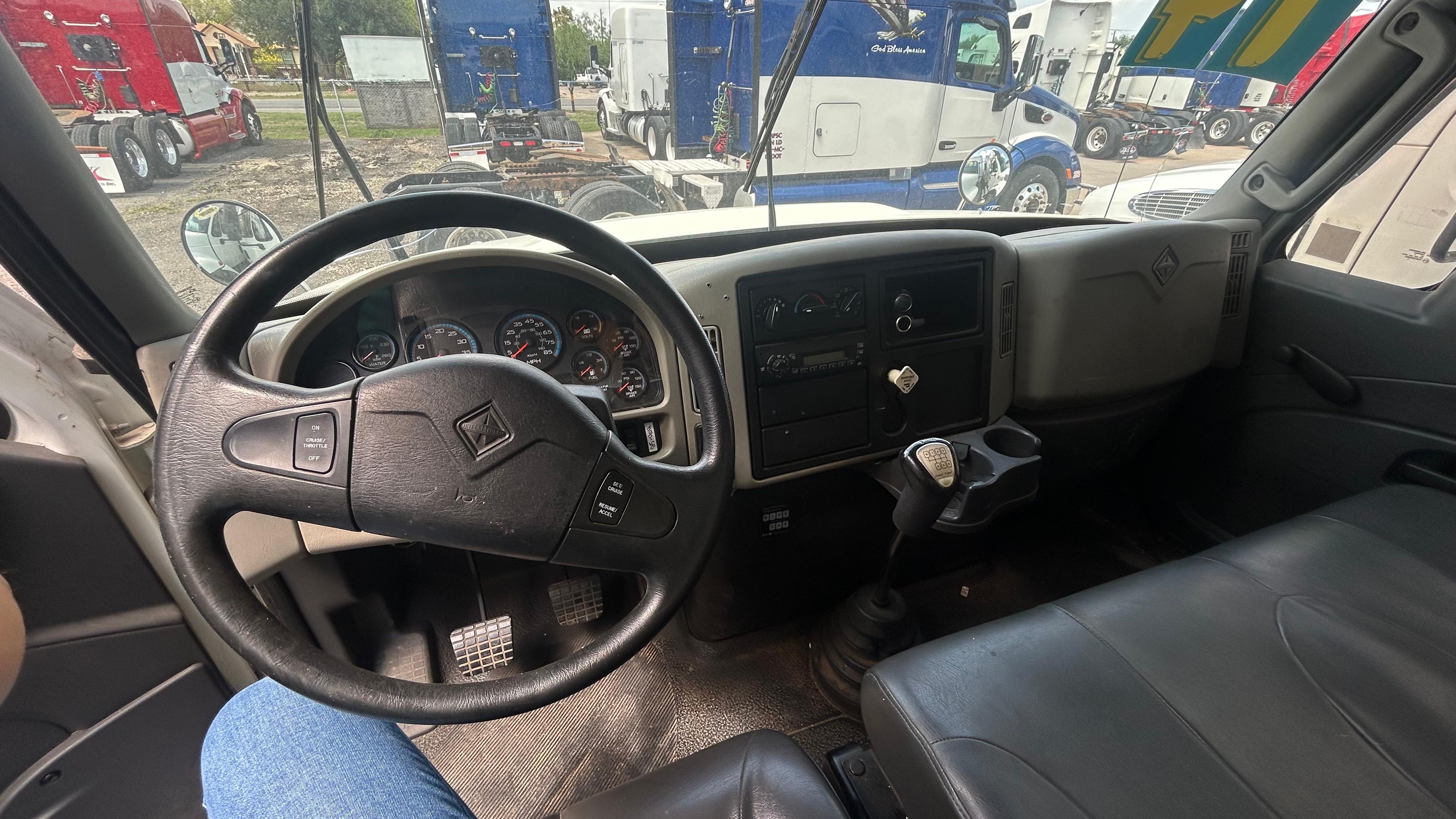 2014 International 24ft Van Box Truck front view