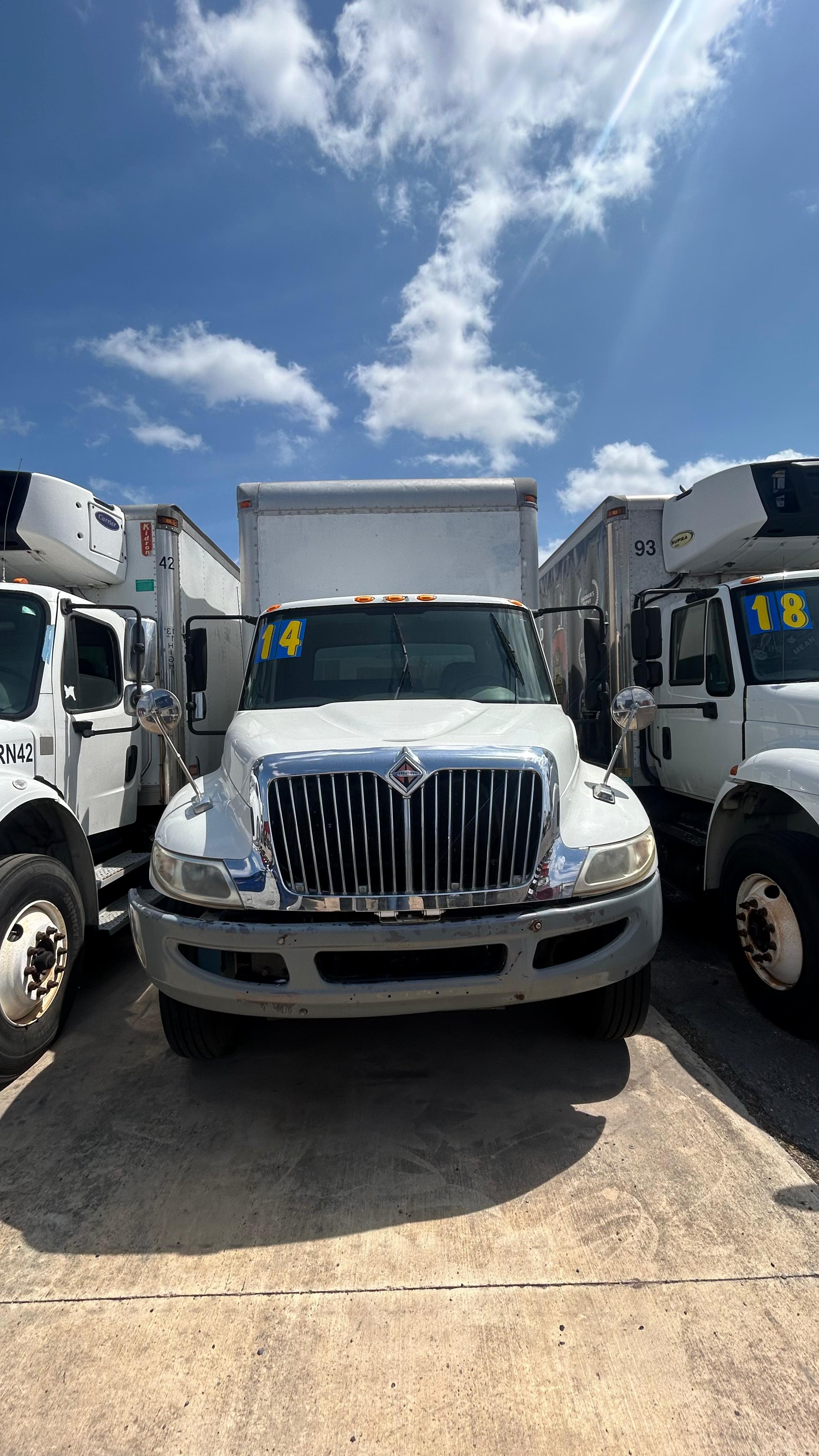 2014 International 24ft Van Box Truck cabin interior