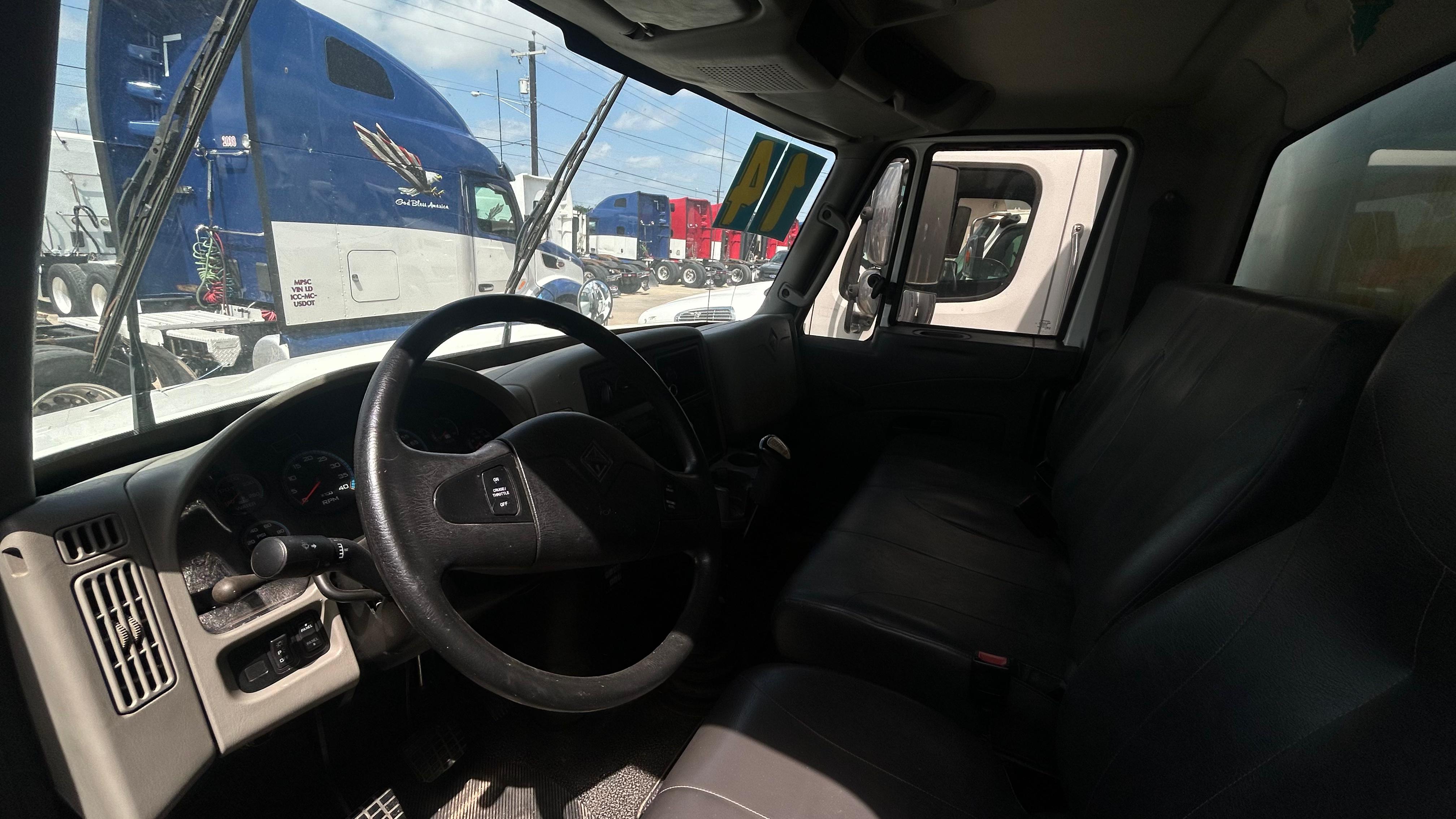 2014 International 24ft Van Box Truck dashboard