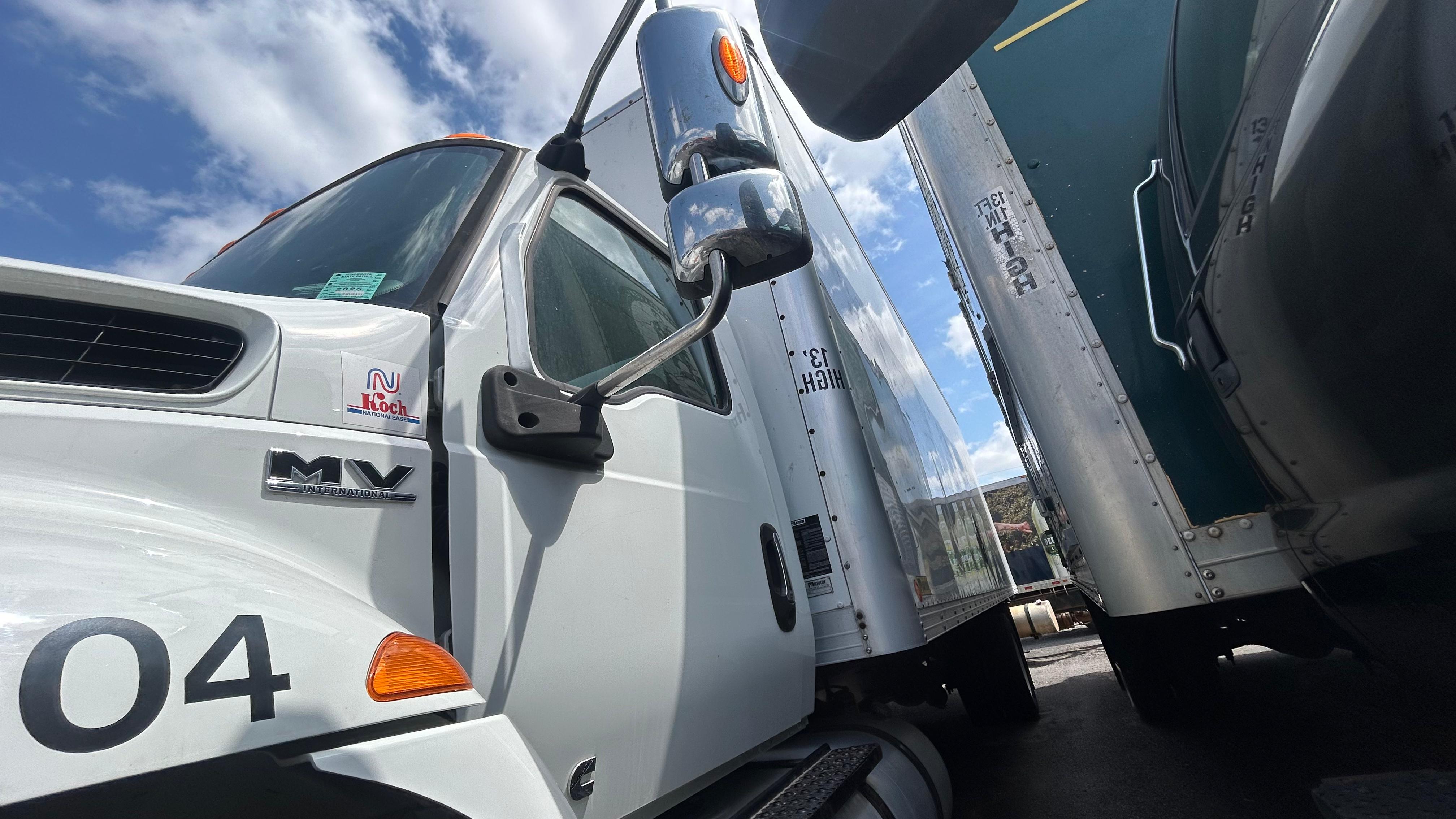 2020 International 26ft Box Truck side view