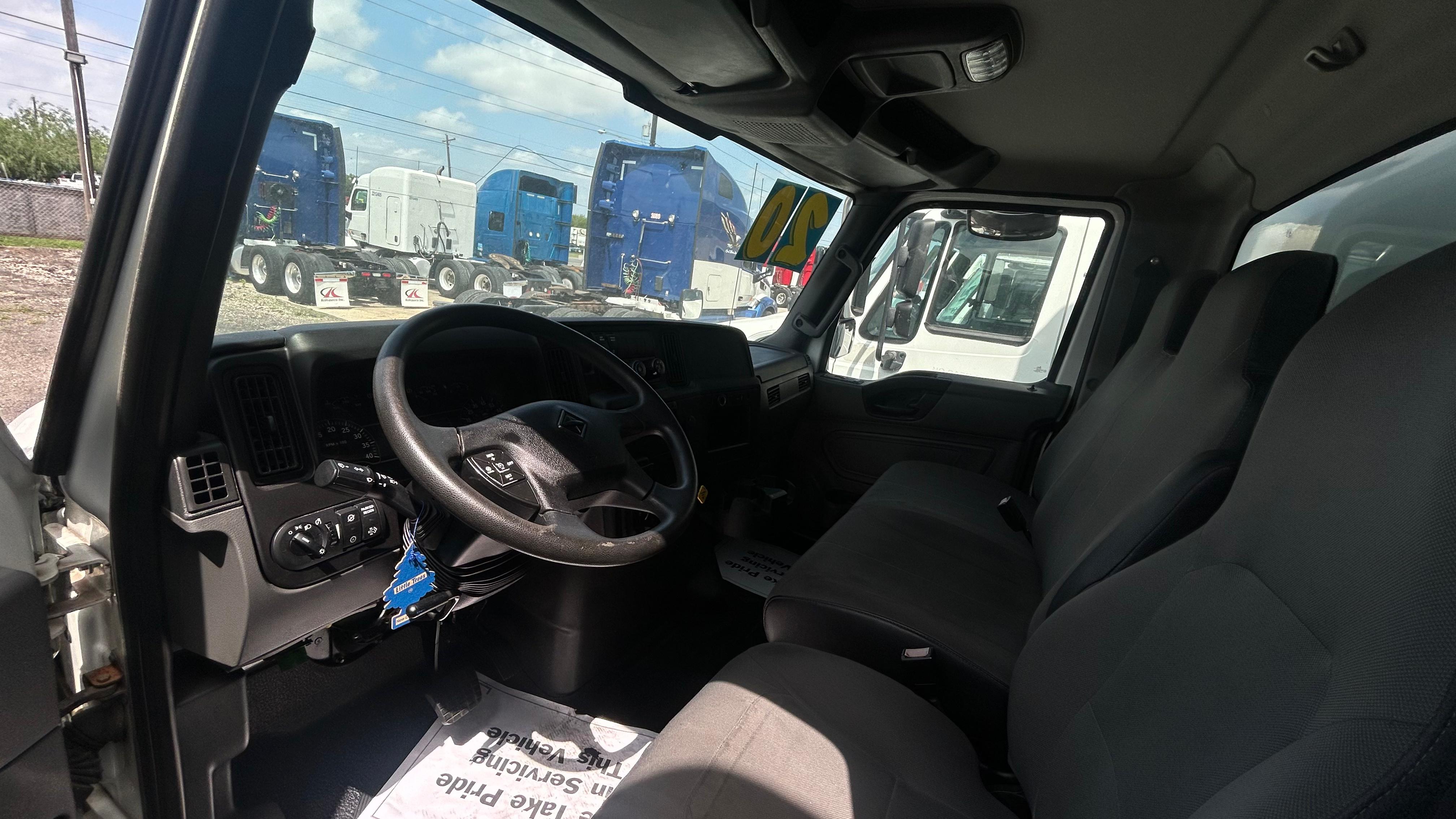 2020 International 26ft Box Truck cabin interior