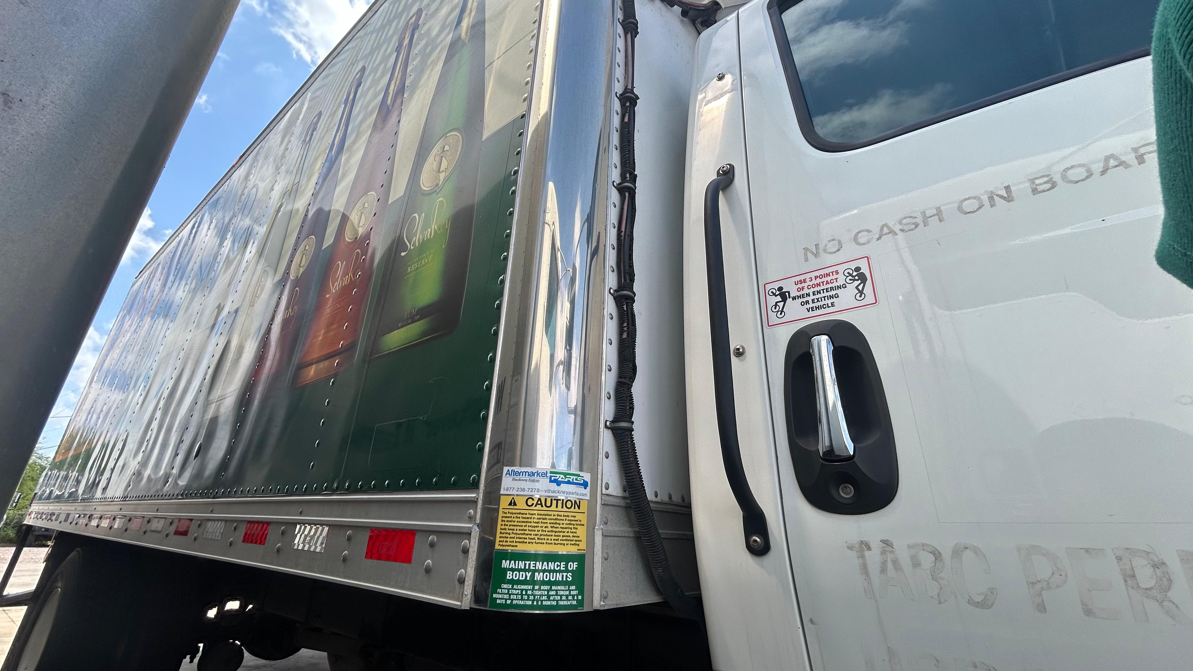 2020 International 22ft Reefer side view