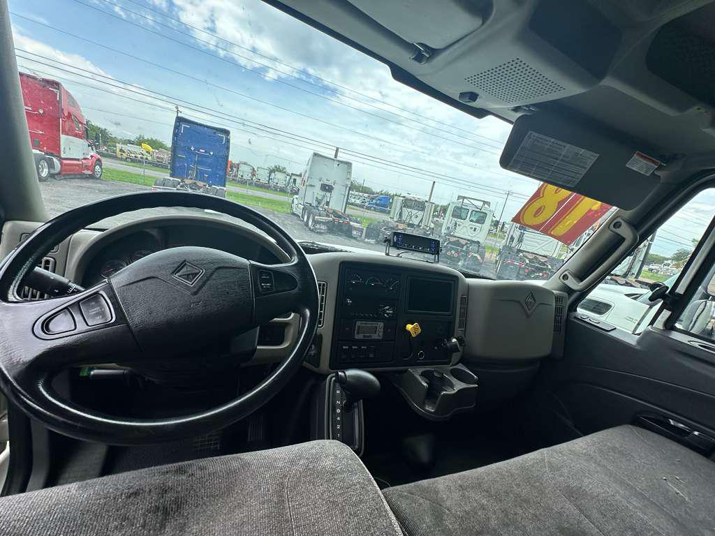 2018 International 26ft Reefer dashboard and steering wheel