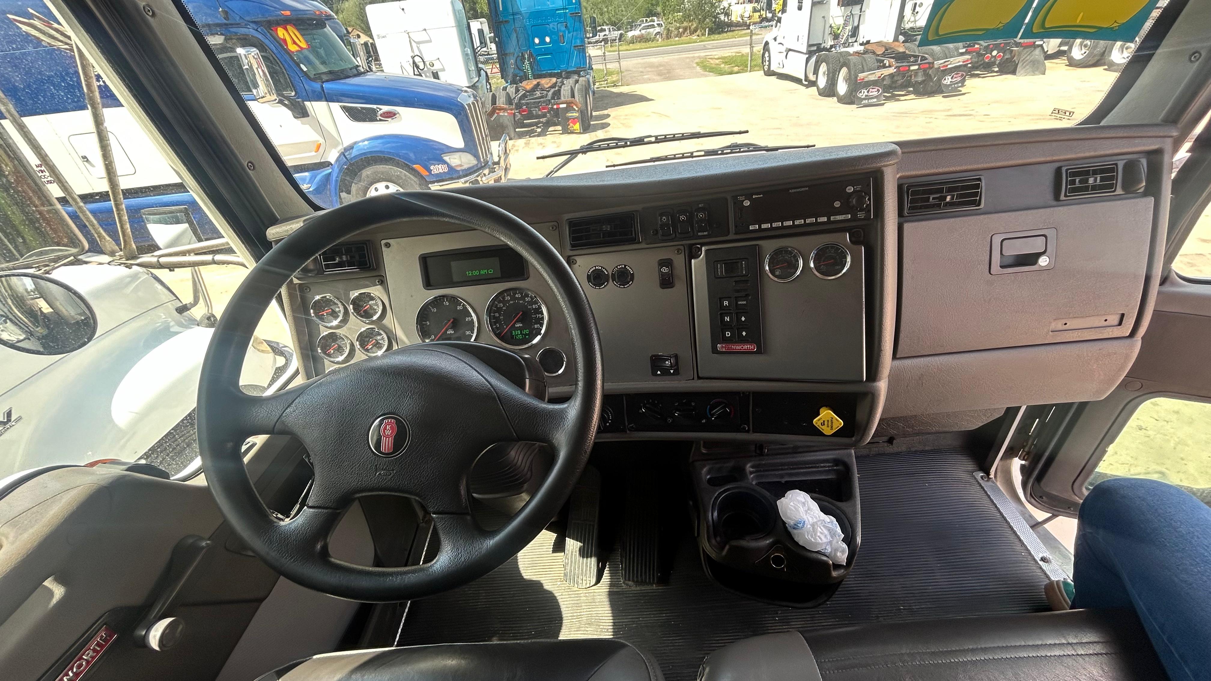2022 Kenworth T270 Box Truck cabin interior