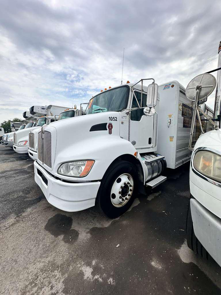 2017 Kenworth T370 Beverage Body side view with bay doors