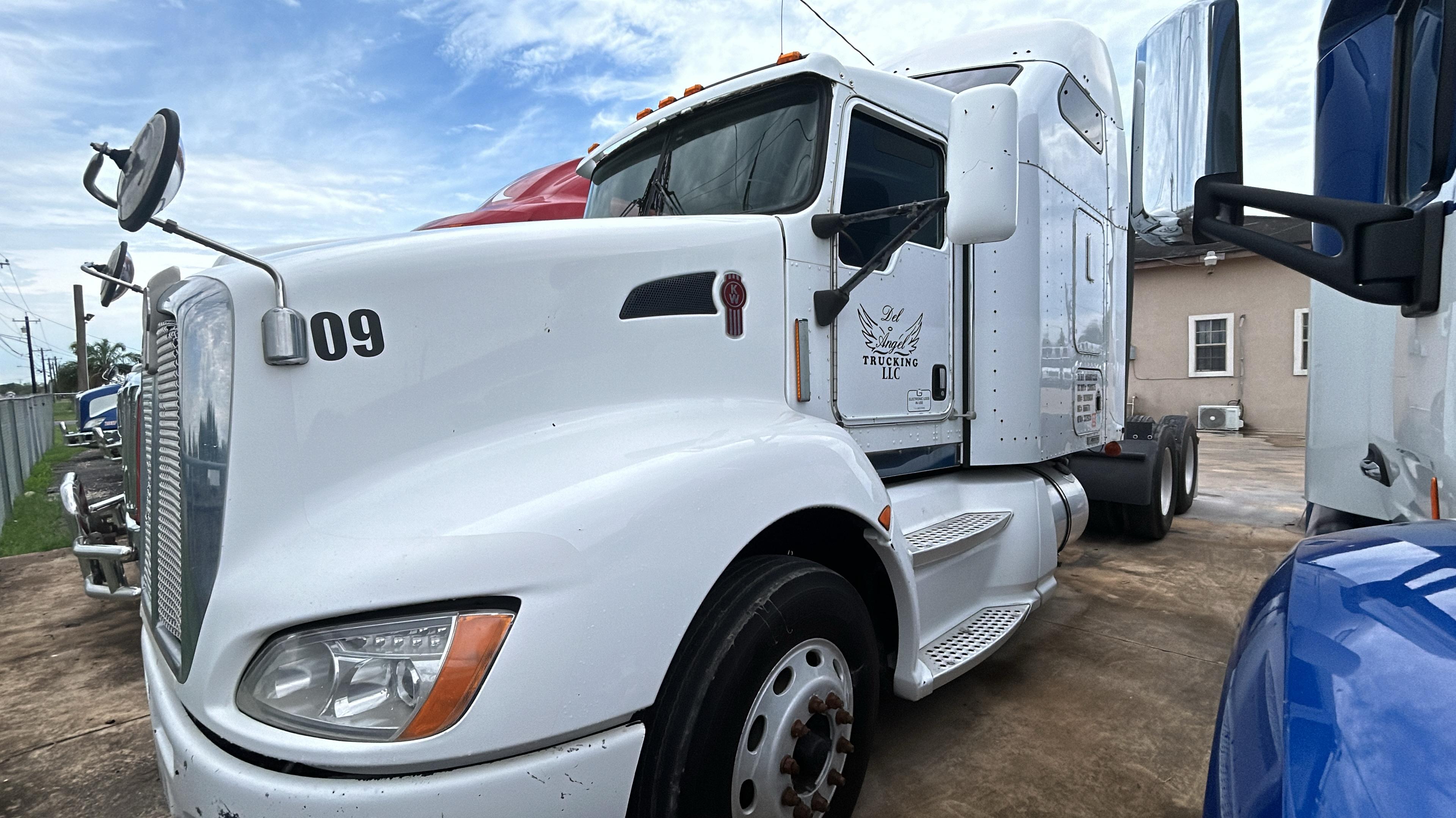 2009 Kenworth T660 front driver-side view