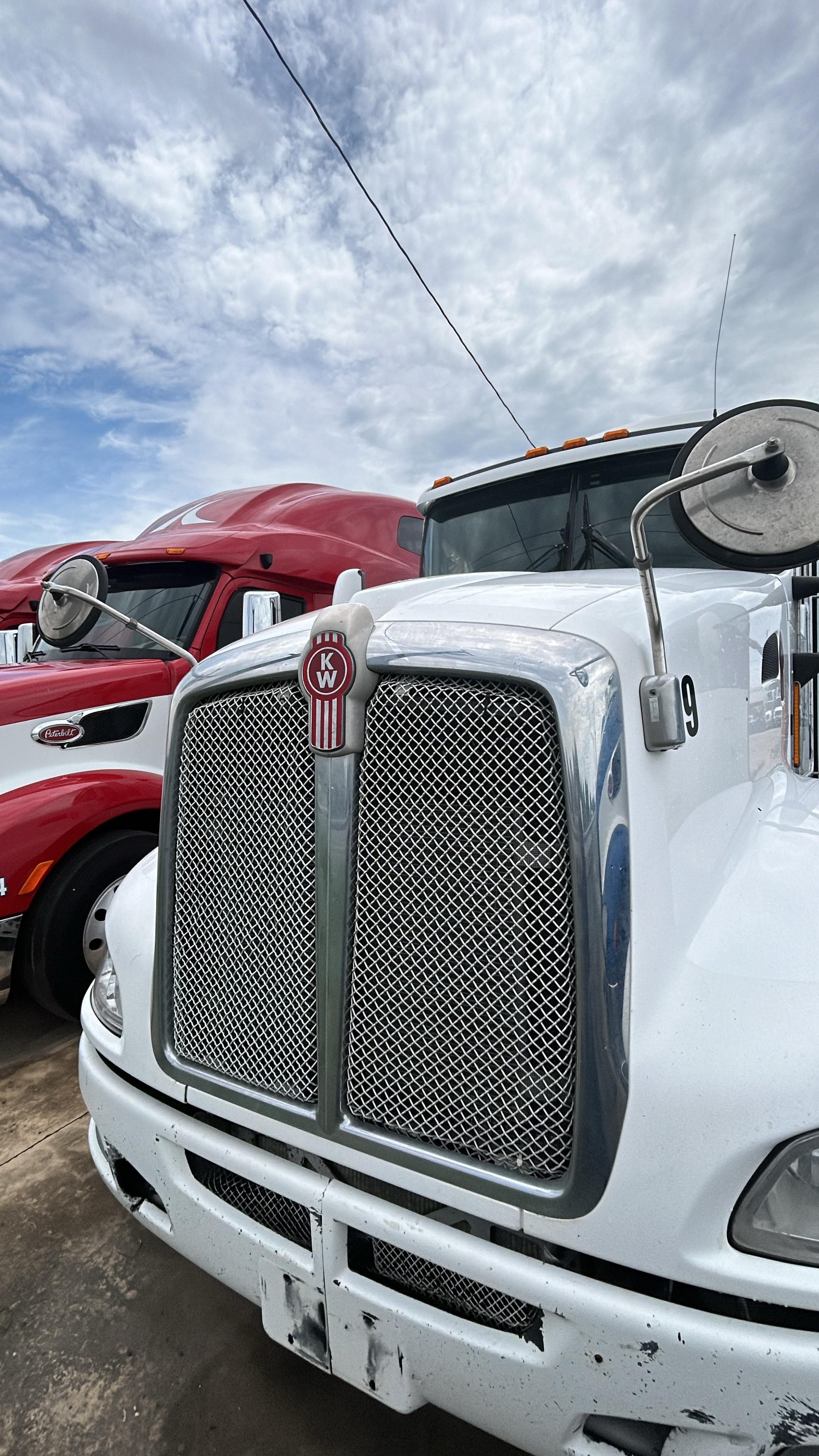 2009 Kenworth T660 front grille close-up with KW emblem