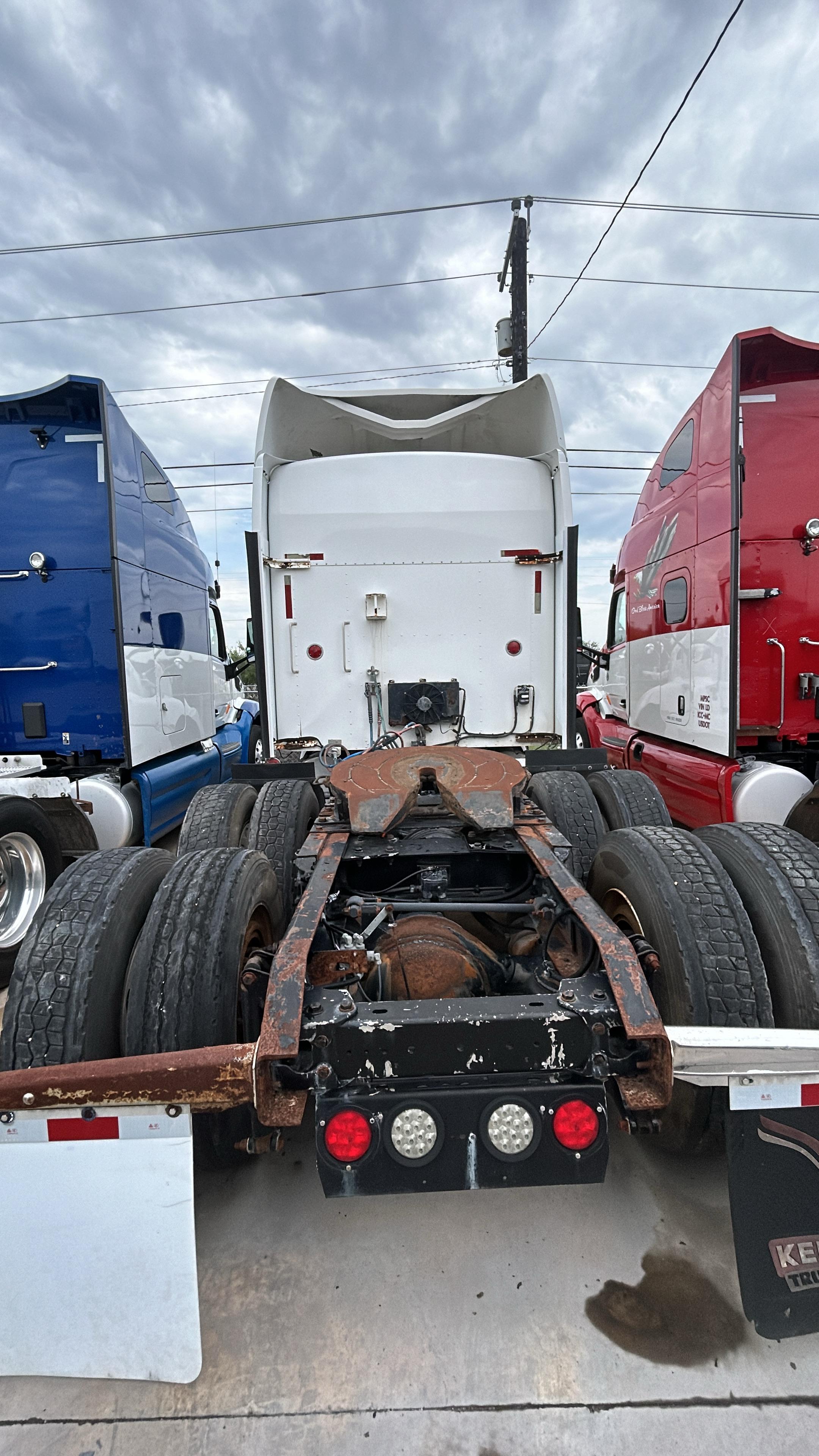 2009 Kenworth T660 rear view of frame and sleeper