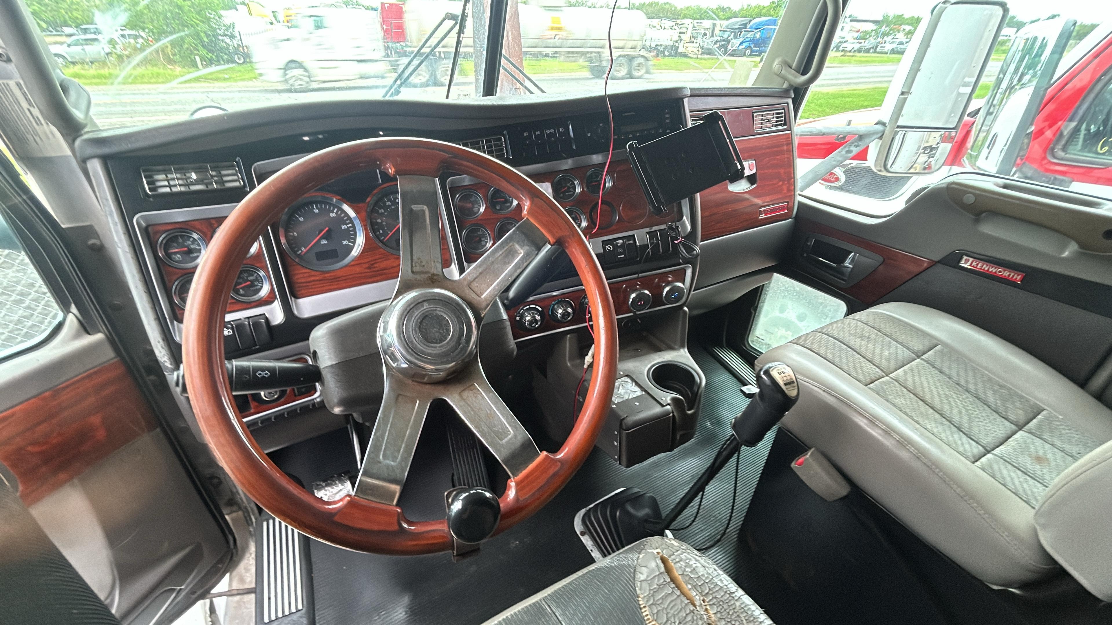 2009 Kenworth T660 dashboard and gauges