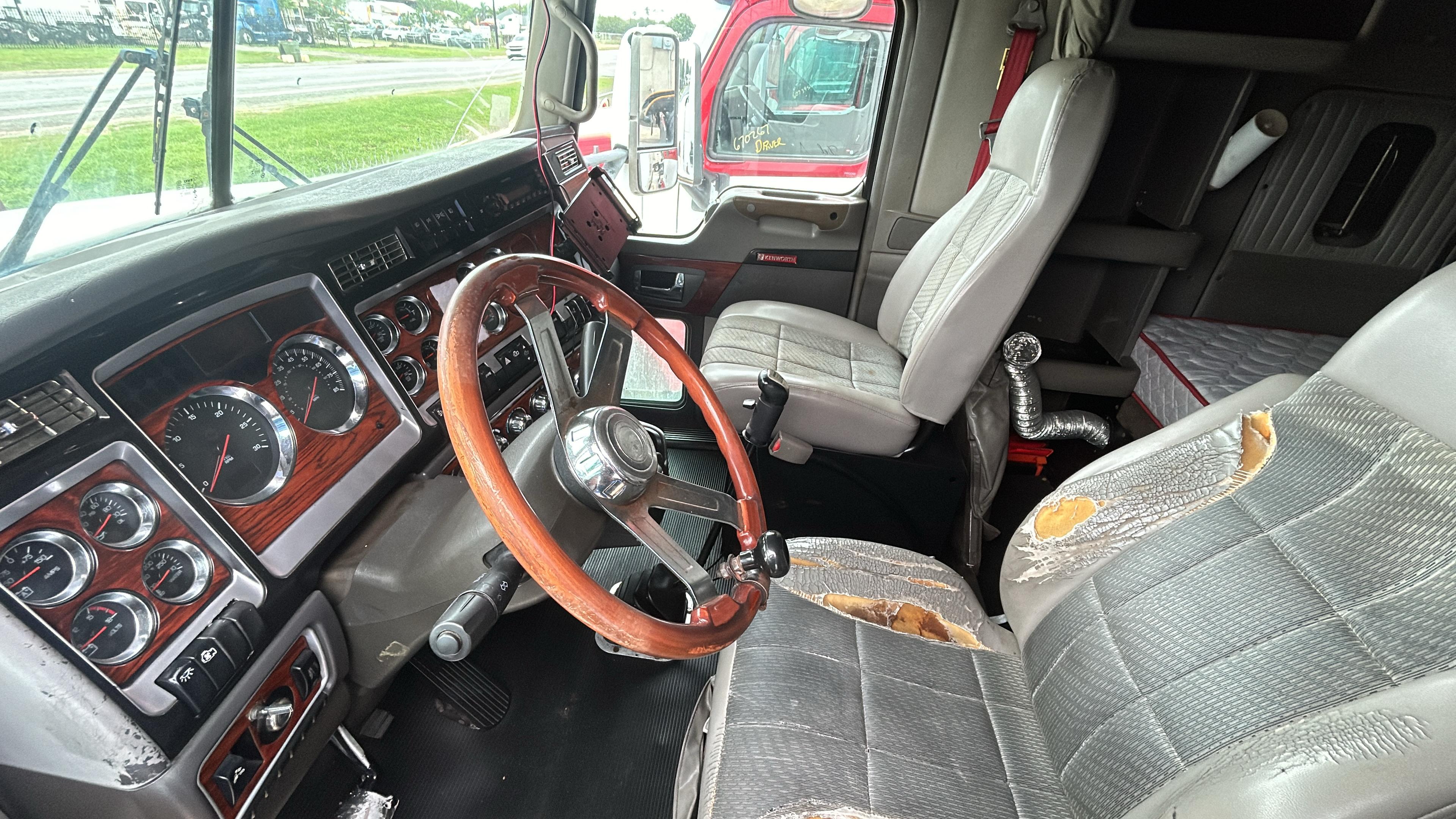 2009 Kenworth T660 driver cabin with wood-grain steering wheel