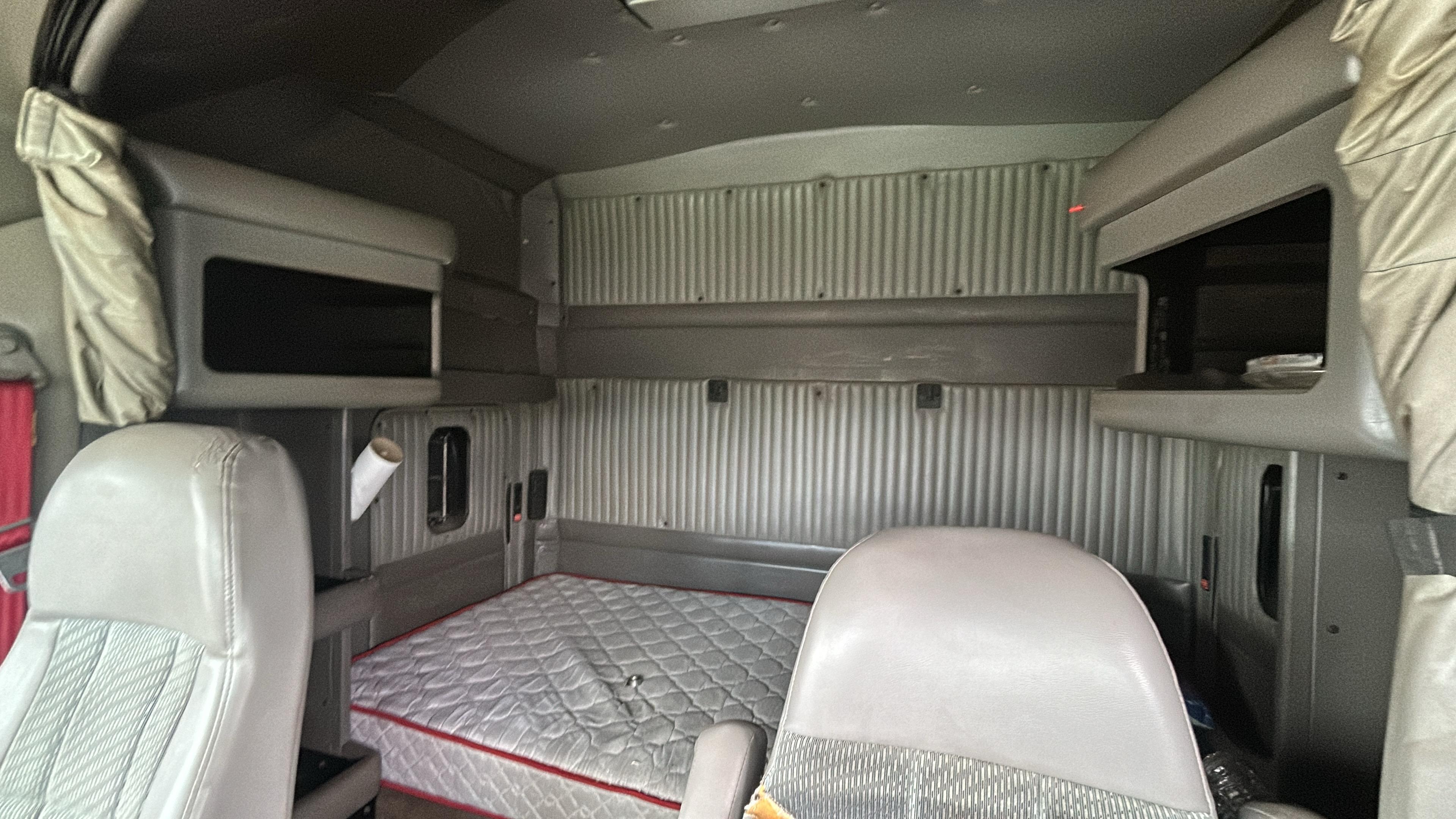 2009 Kenworth T660 sleeper bunk interior