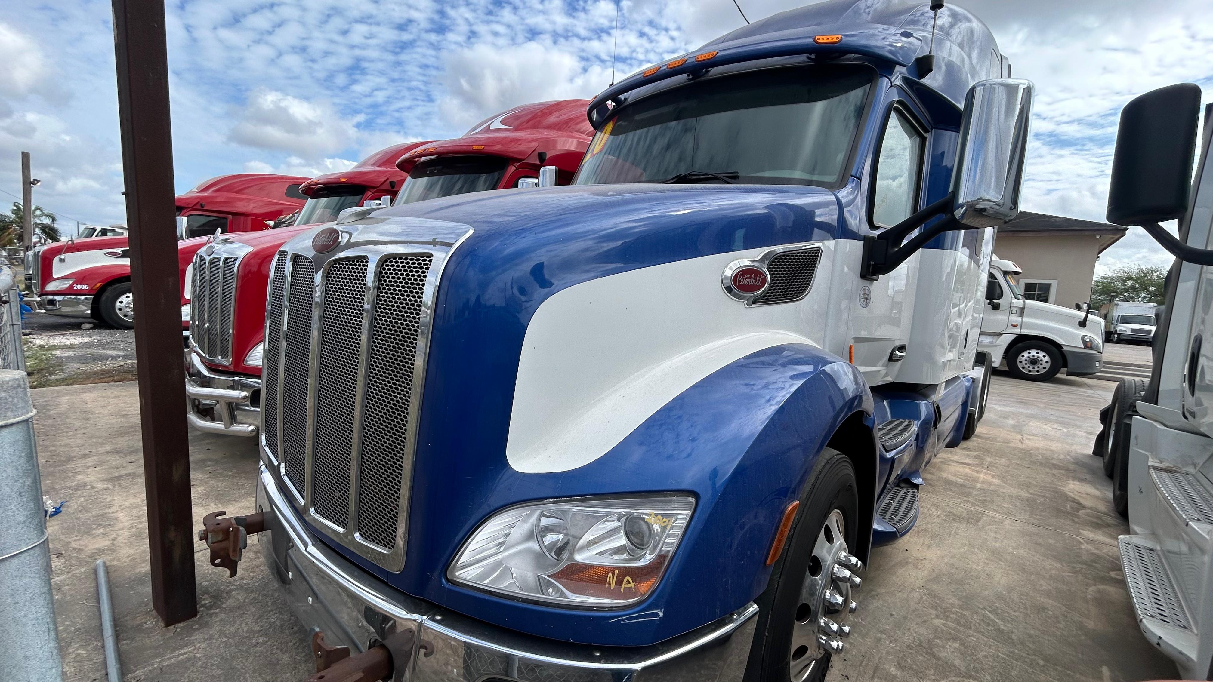 2019 Peterbilt 579 front view