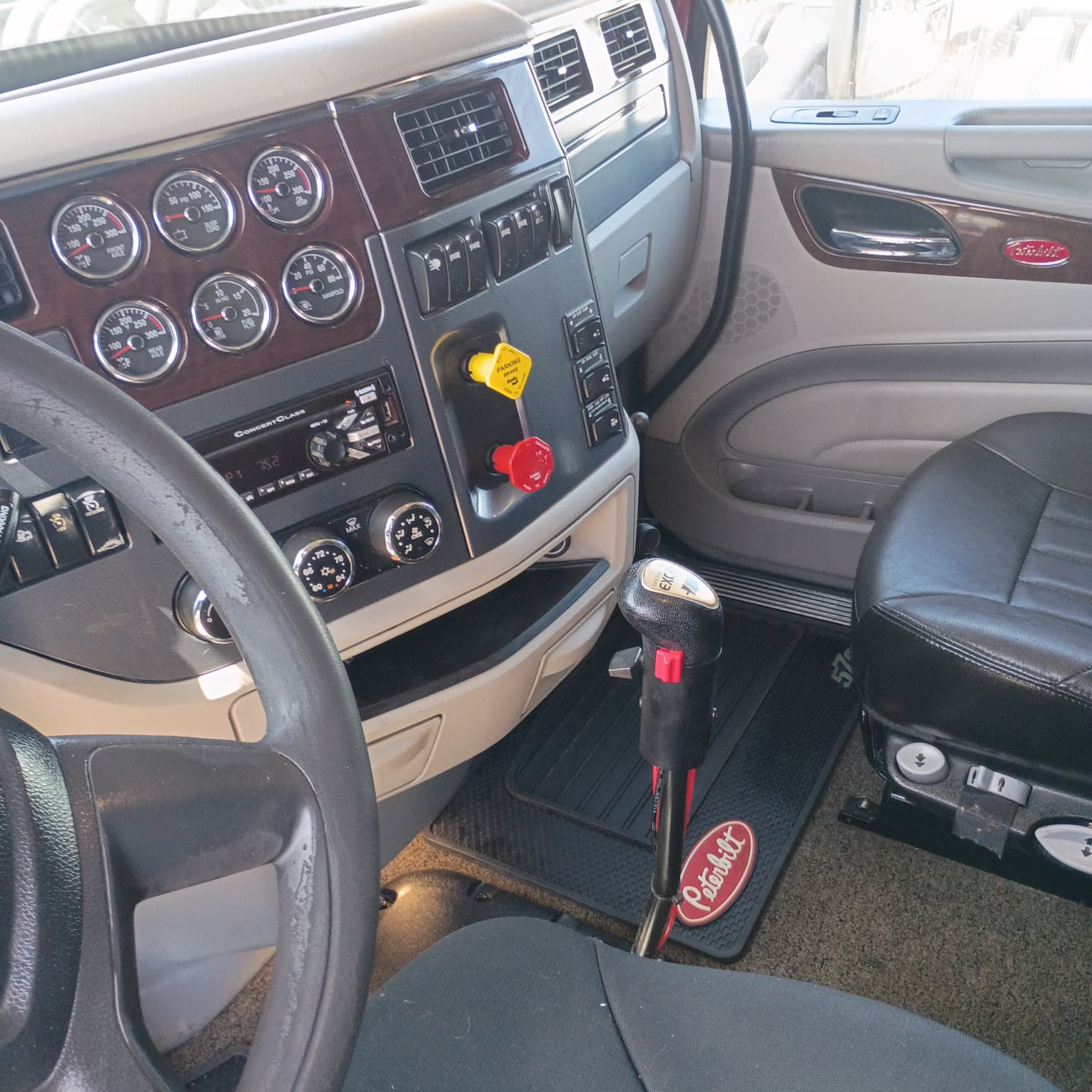 2017 Peterbilt 579 Glider cabin interior