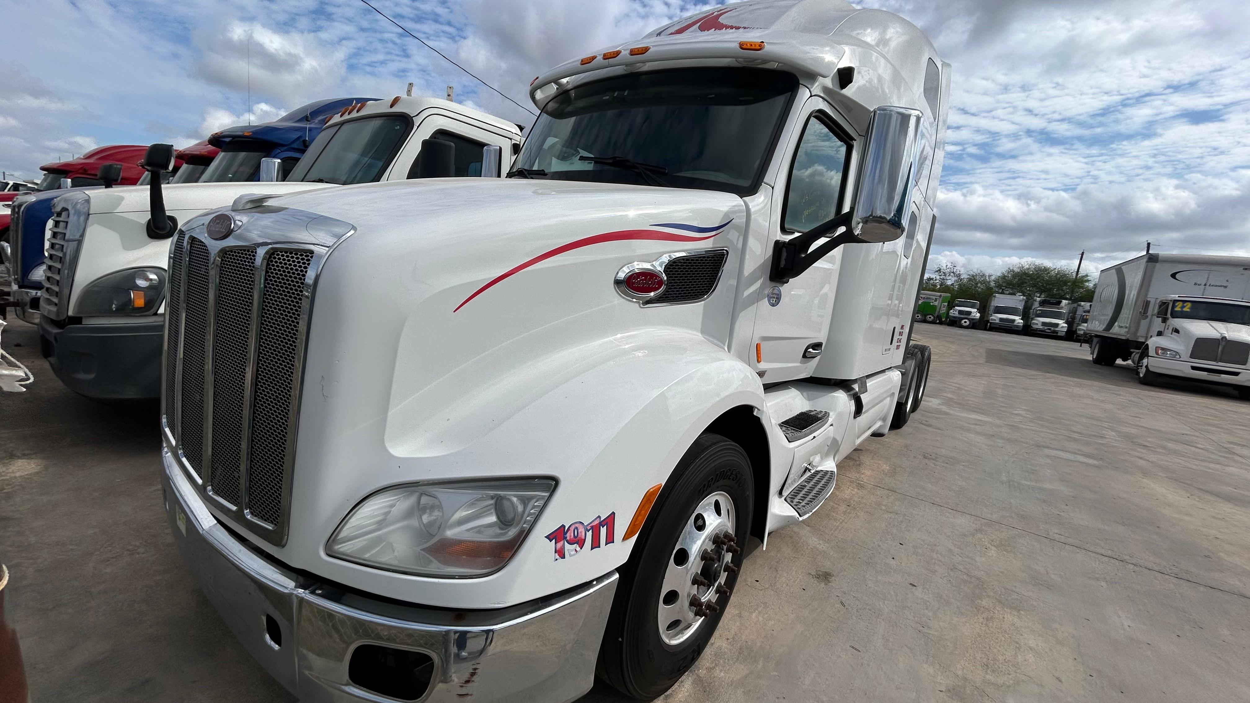 2019 Peterbilt 579 front view