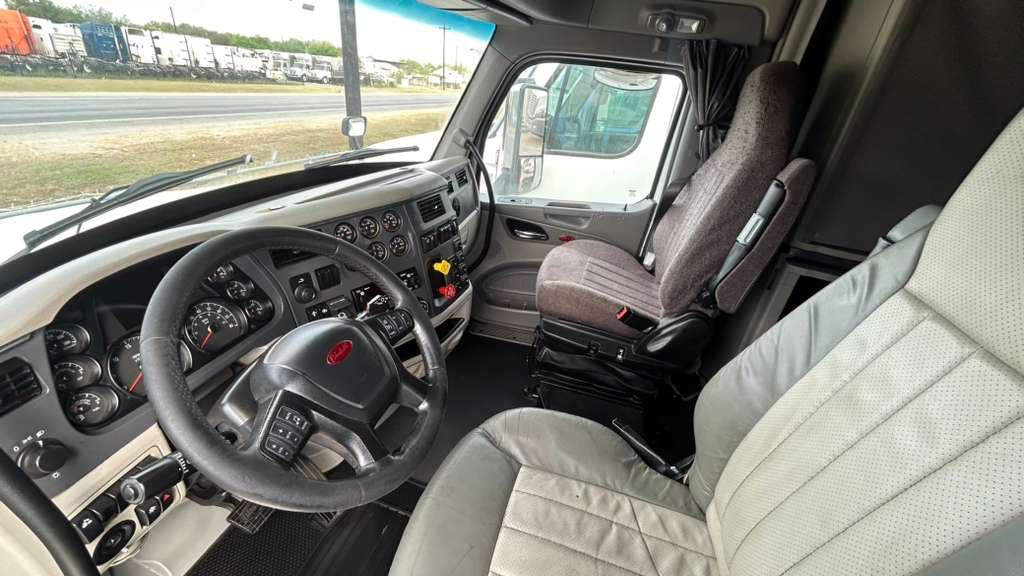 2019 Peterbilt 579 cabin interior