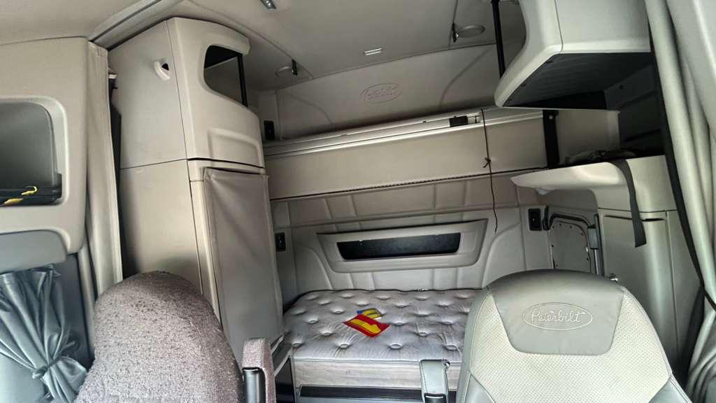 2019 Peterbilt 579 sleeper interior