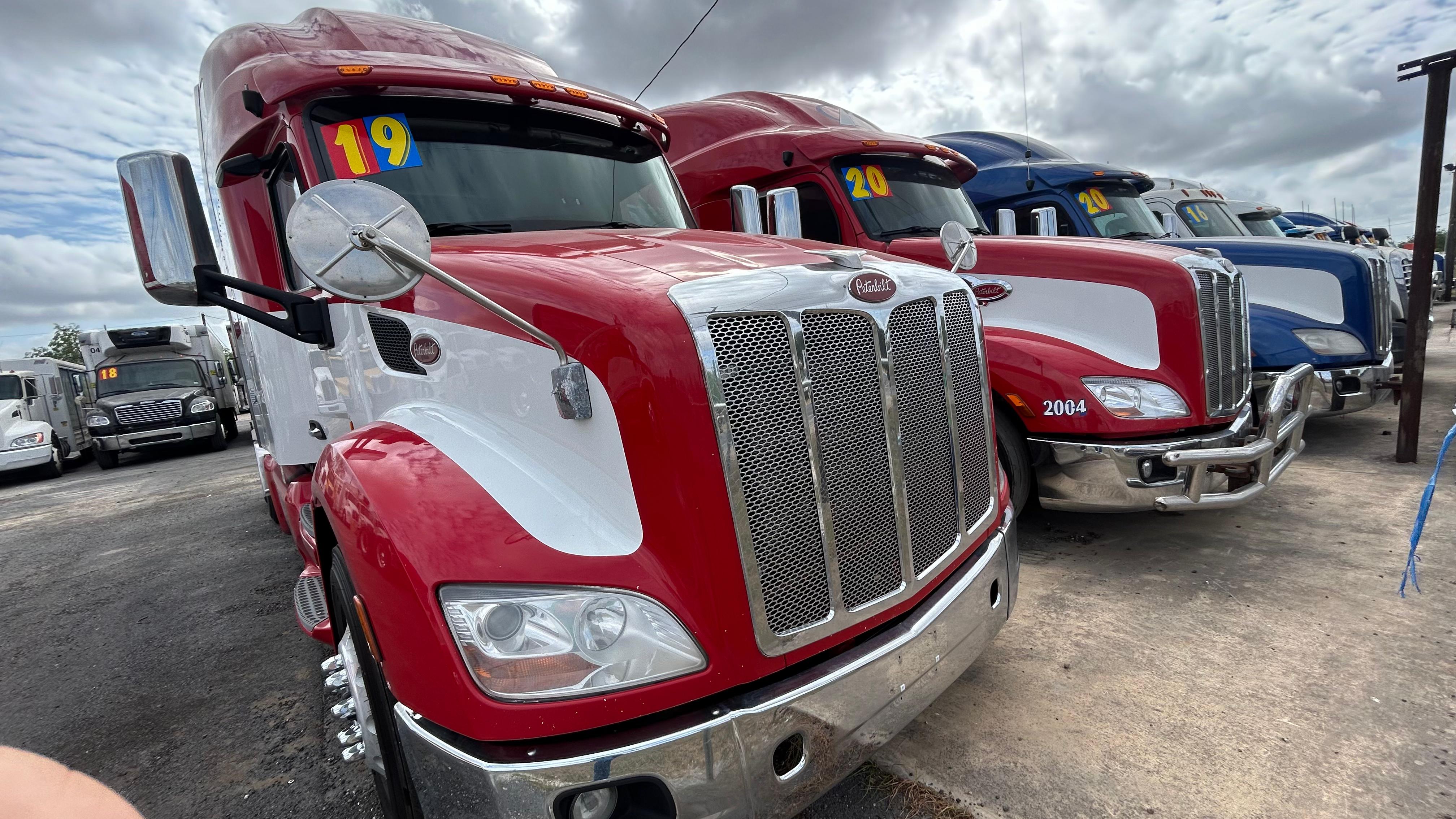 2020 Peterbilt 579 front view