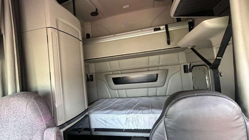 2020 Peterbilt 579 sleeper interior