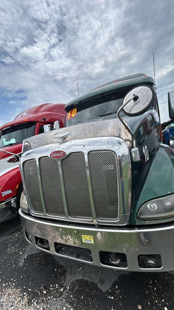 Peterbilt 579 front view with chrome grille