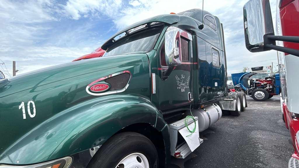 Peterbilt 579 driver-side view of sleeper cab