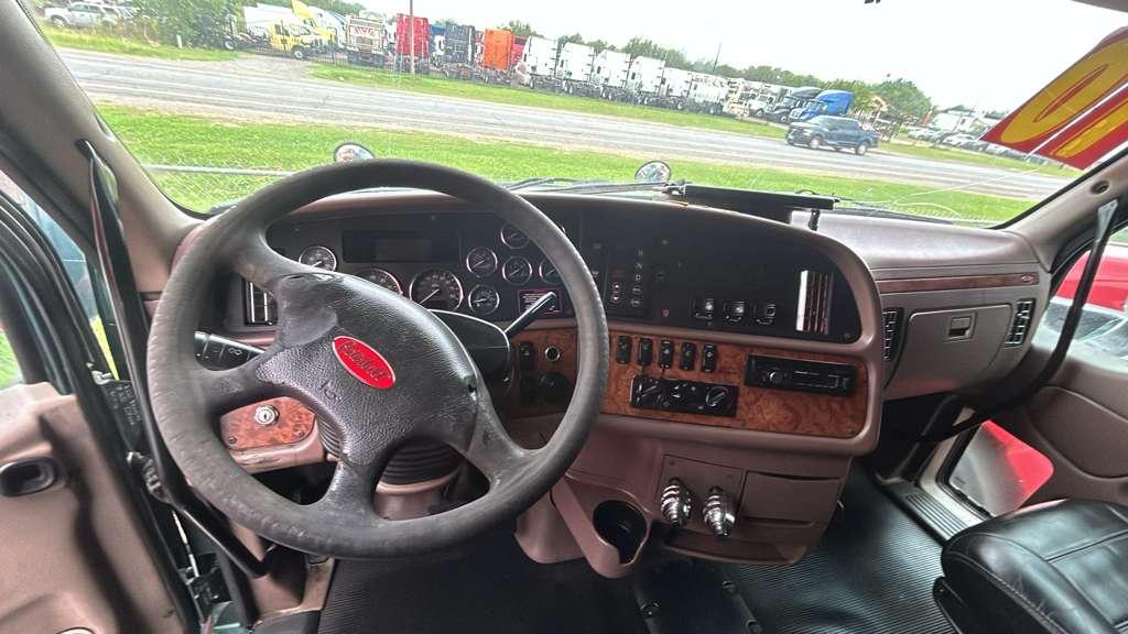 Peterbilt 579 dashboard and gauge cluster