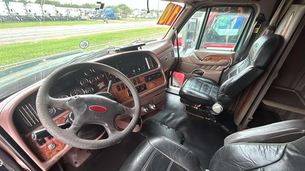 Peterbilt 579 driver cabin and steering wheel