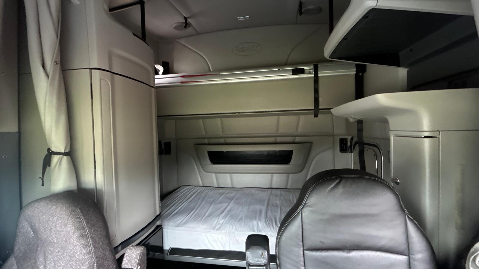 2020 Peterbilt 579 sleeper bunk interior