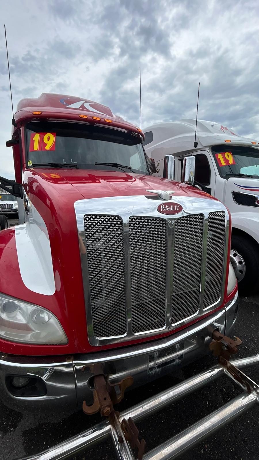2019 Peterbilt 579 front view with chrome grille