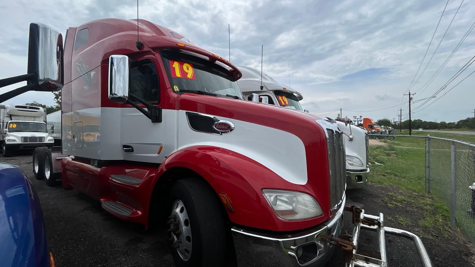 2019 Peterbilt 579 front driver-side view of sleeper cab