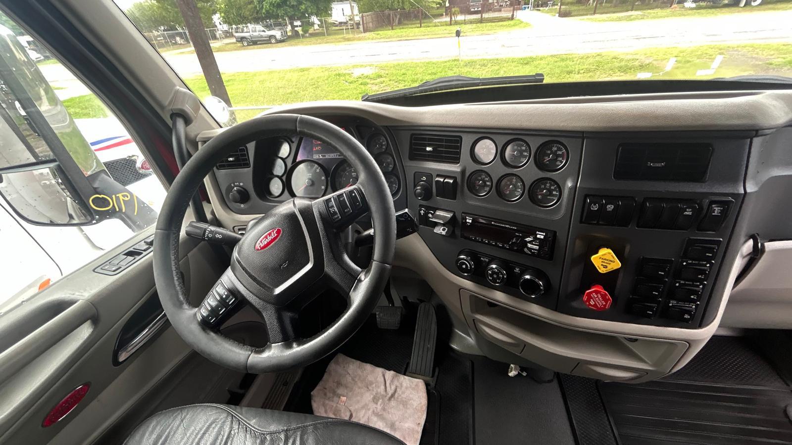 2019 Peterbilt 579 dashboard and steering wheel