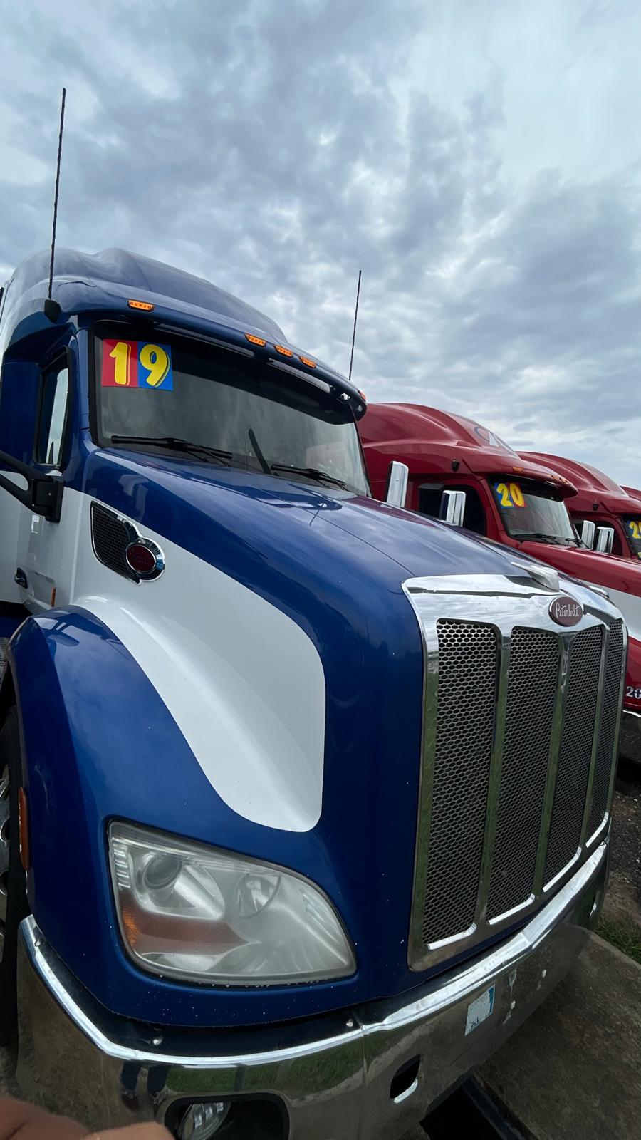 2019 Peterbilt 579 front view with chrome grille