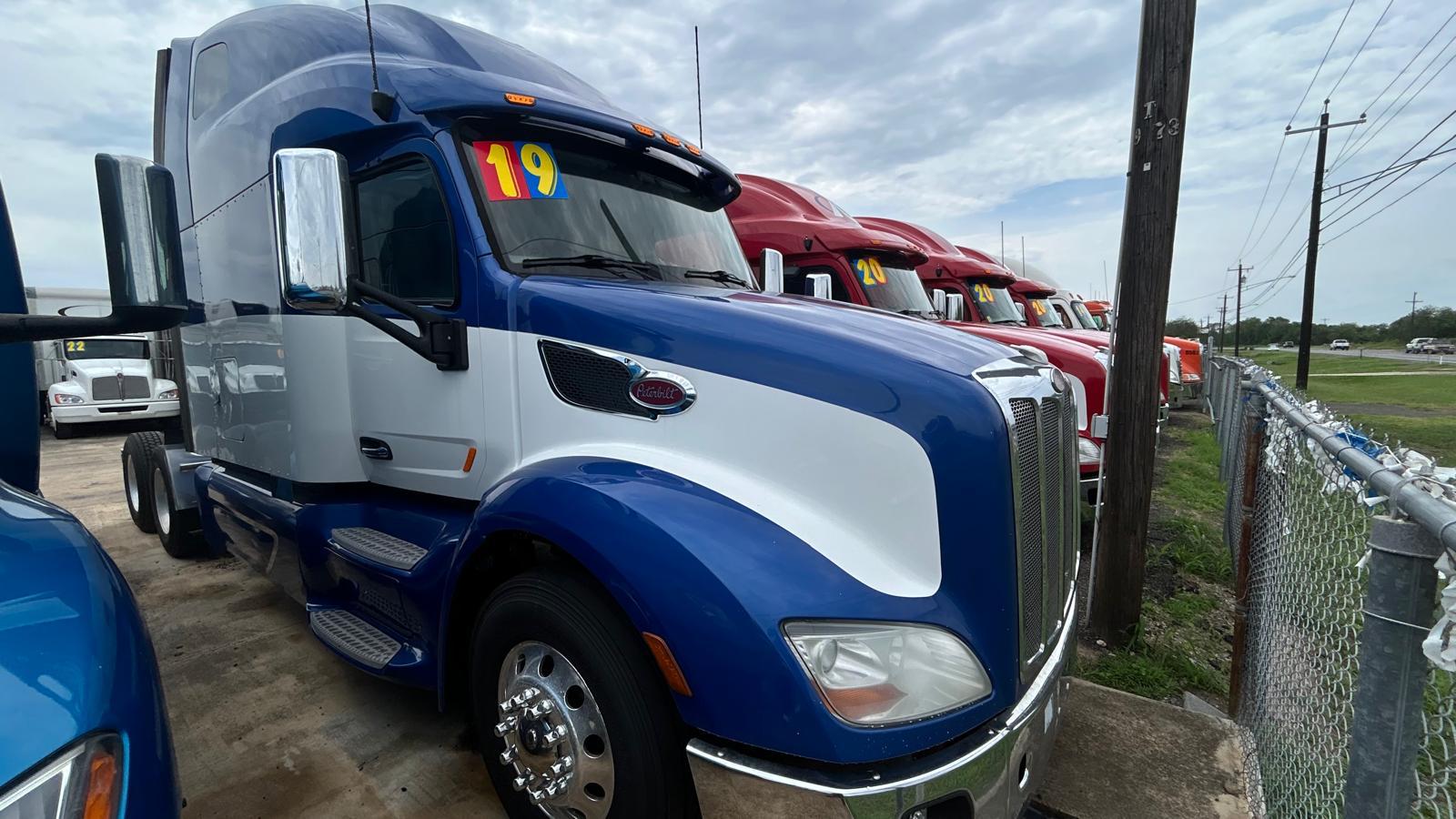 2019 Peterbilt 579 front driver-side view of sleeper cab