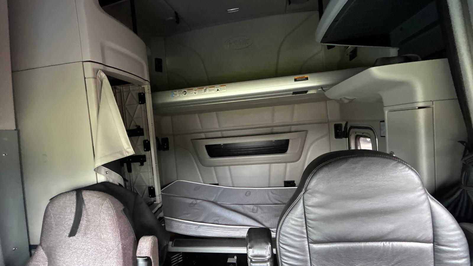 2019 Peterbilt 579 sleeper bunk interior